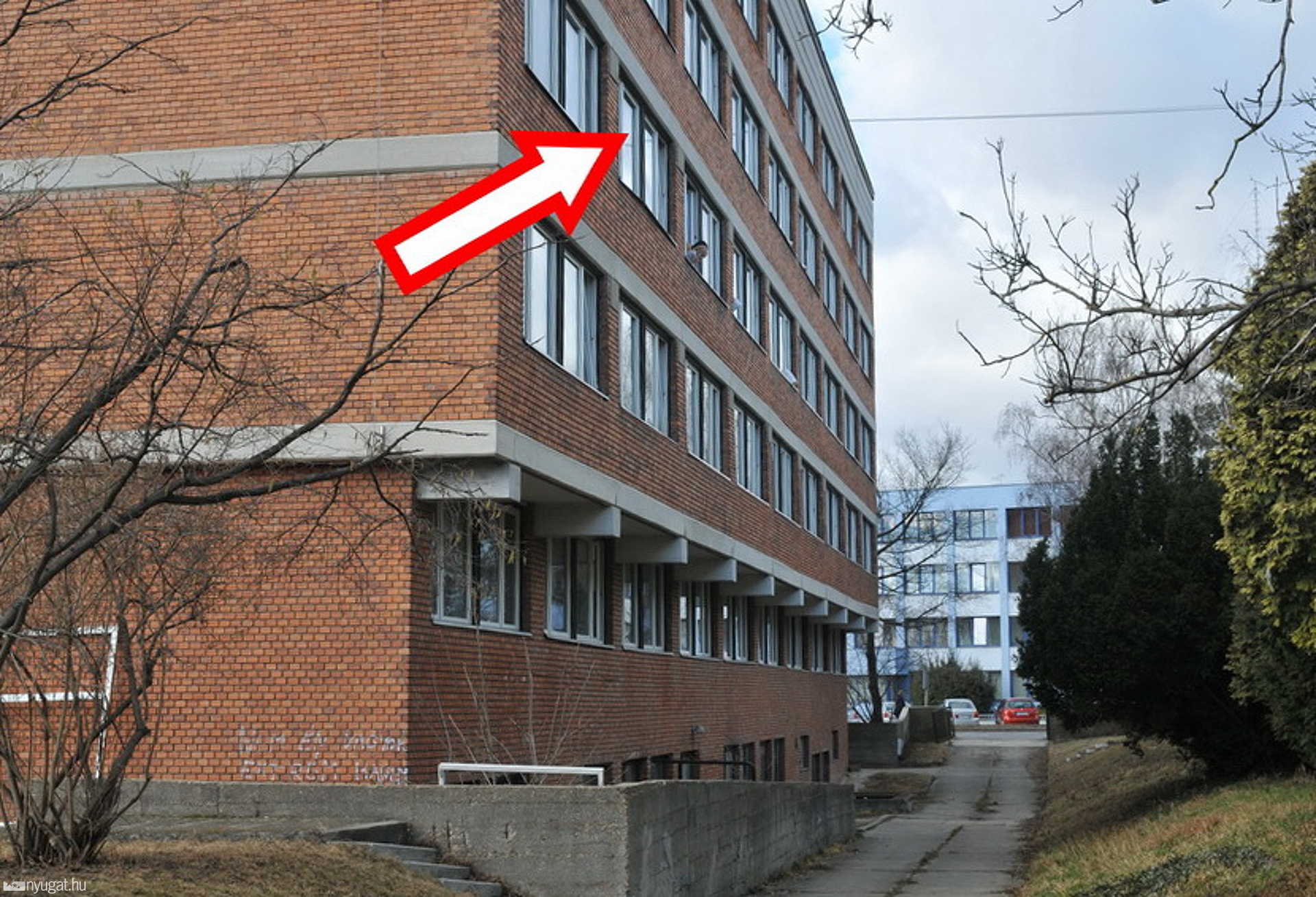 Innen zuhant ki a fiú