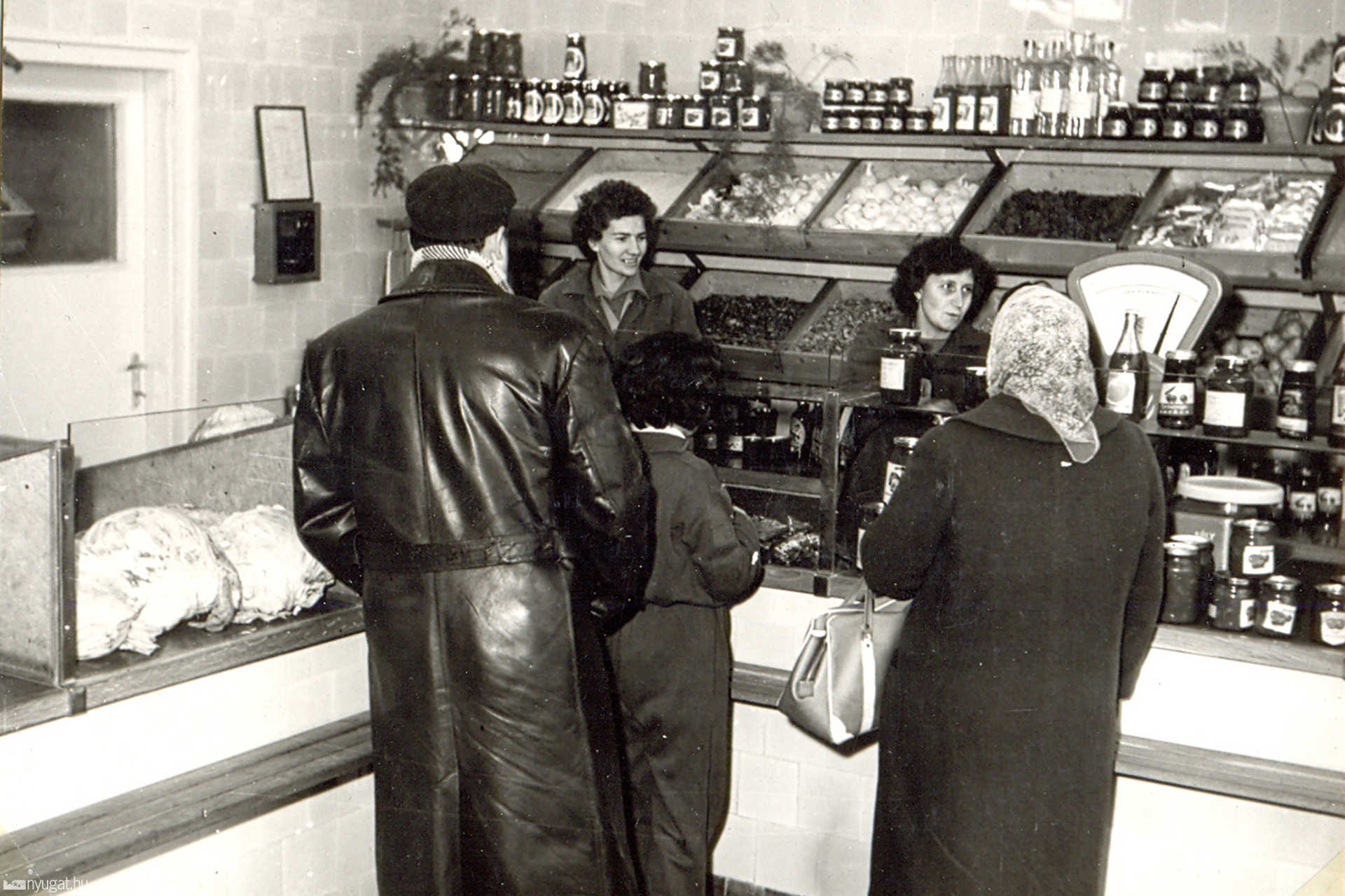 Március 15. tér, új zöldség és gyümölcsbolt