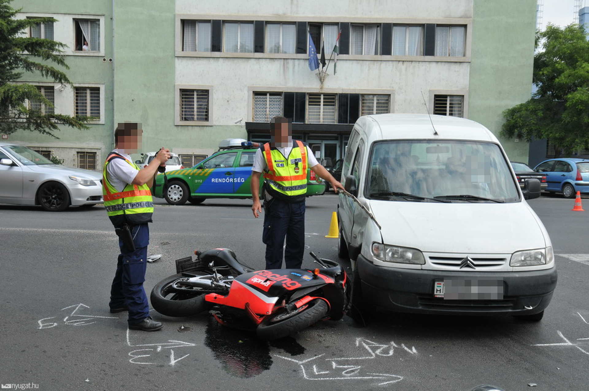 A rendőrség előtt ütközött a személyautó a motorral