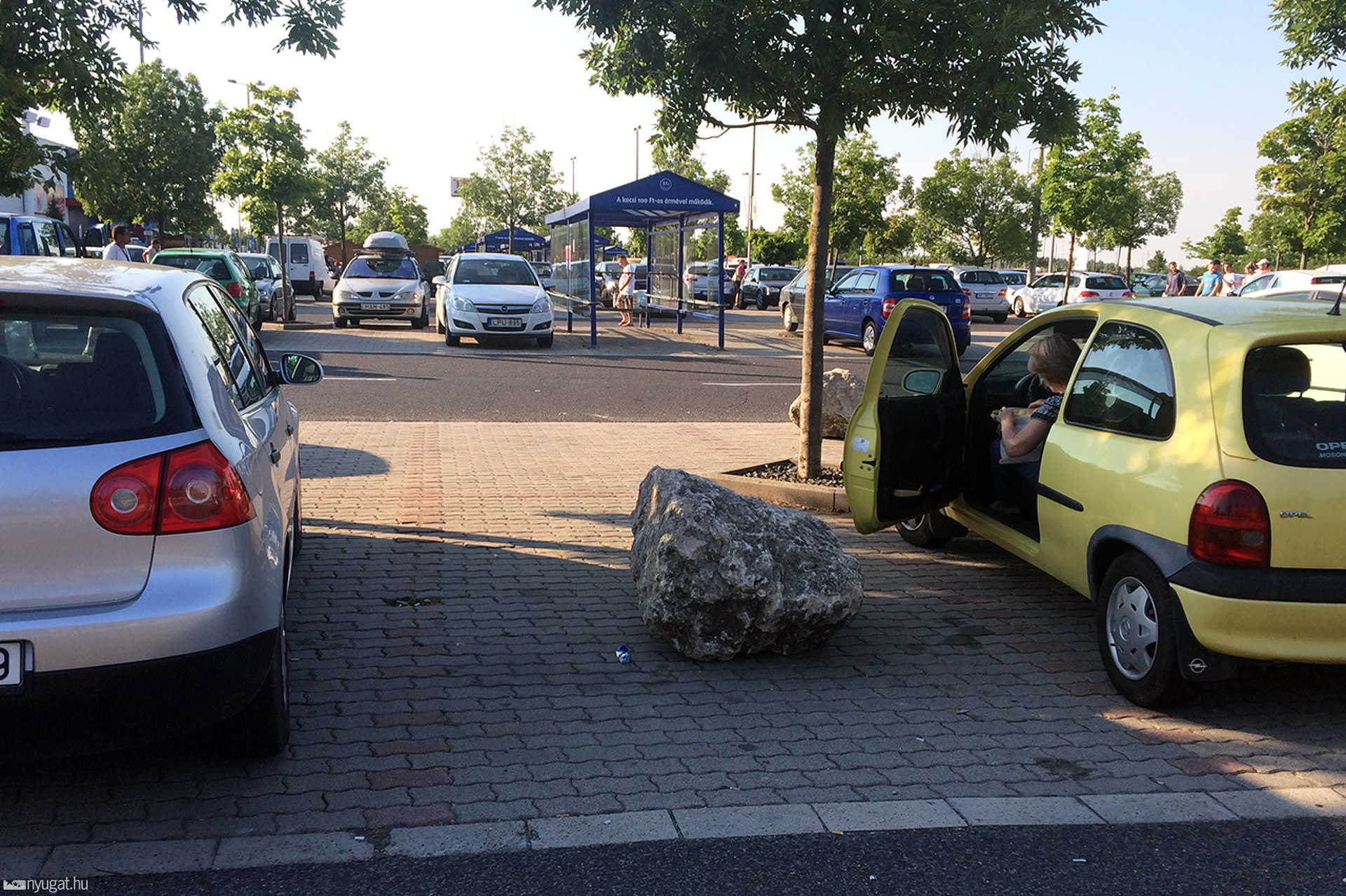 Sziklák a Tesco parkolóban