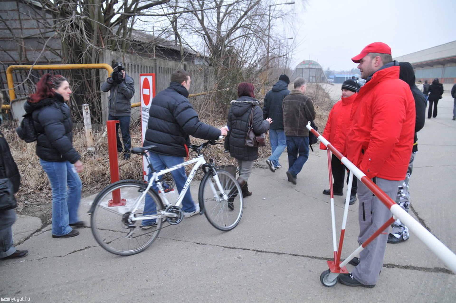 Sorompó a Farbaxhoz vezető út elején, Szombathelyen