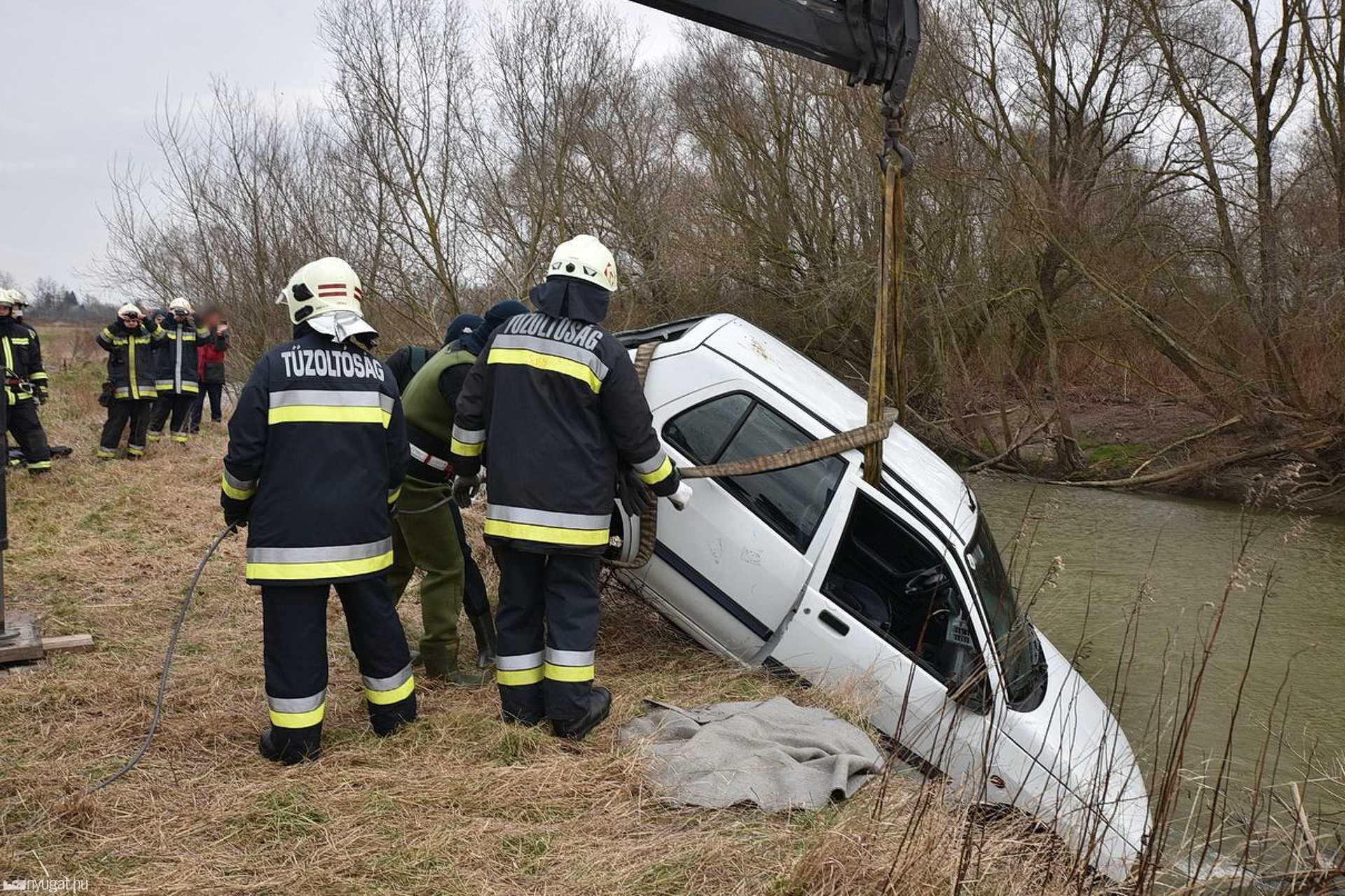 Rábába hajtott egy autó 