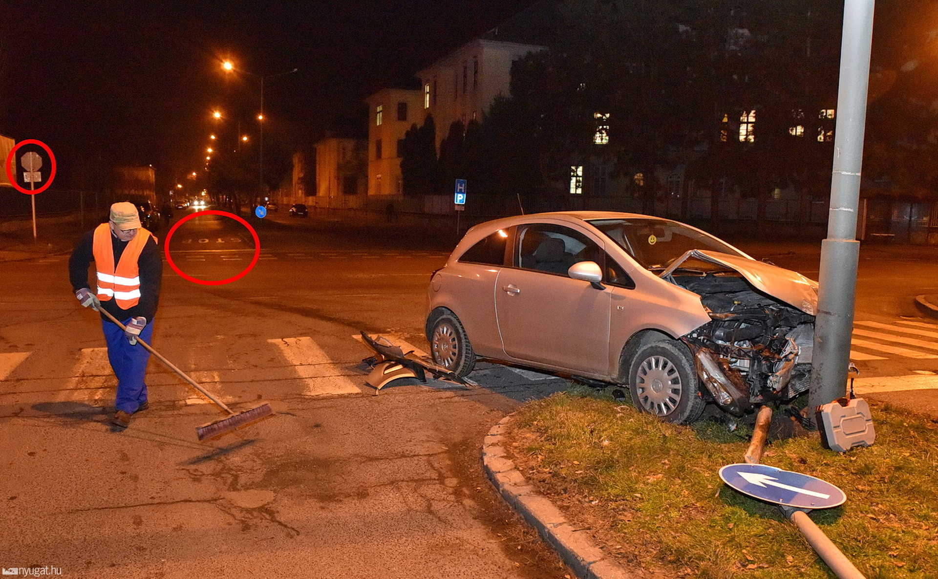 Szabálytalan autó miatt csapódott oszlopnak az Opel a kórháznál