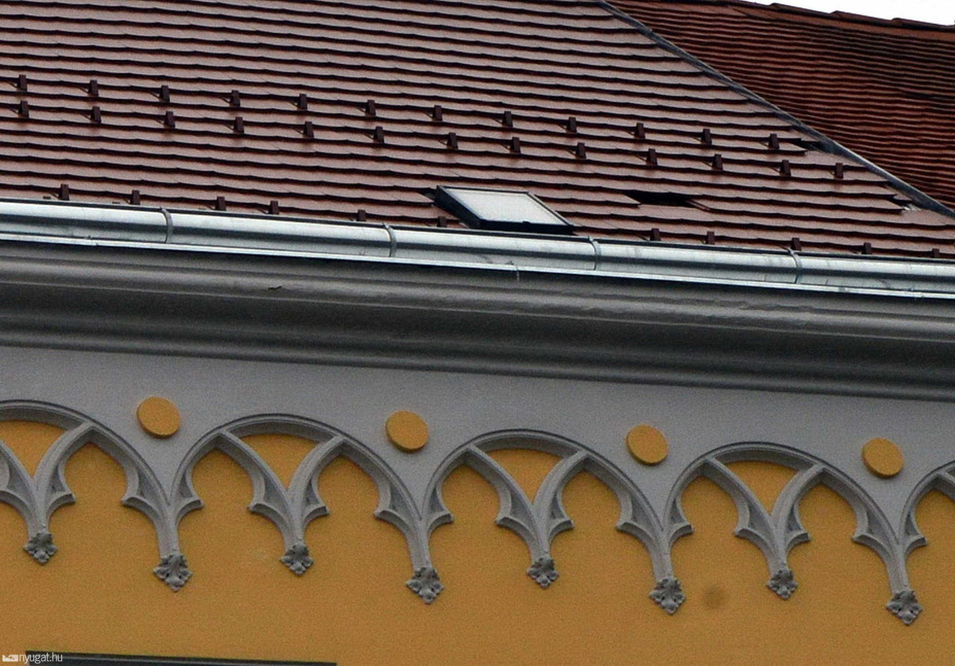 A nemrég felújított iskola tetejéről már hullik a cserép