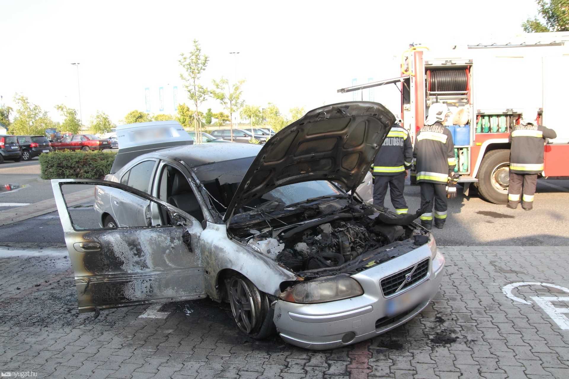 Kigyulladt egy Volvo Szombathelyen