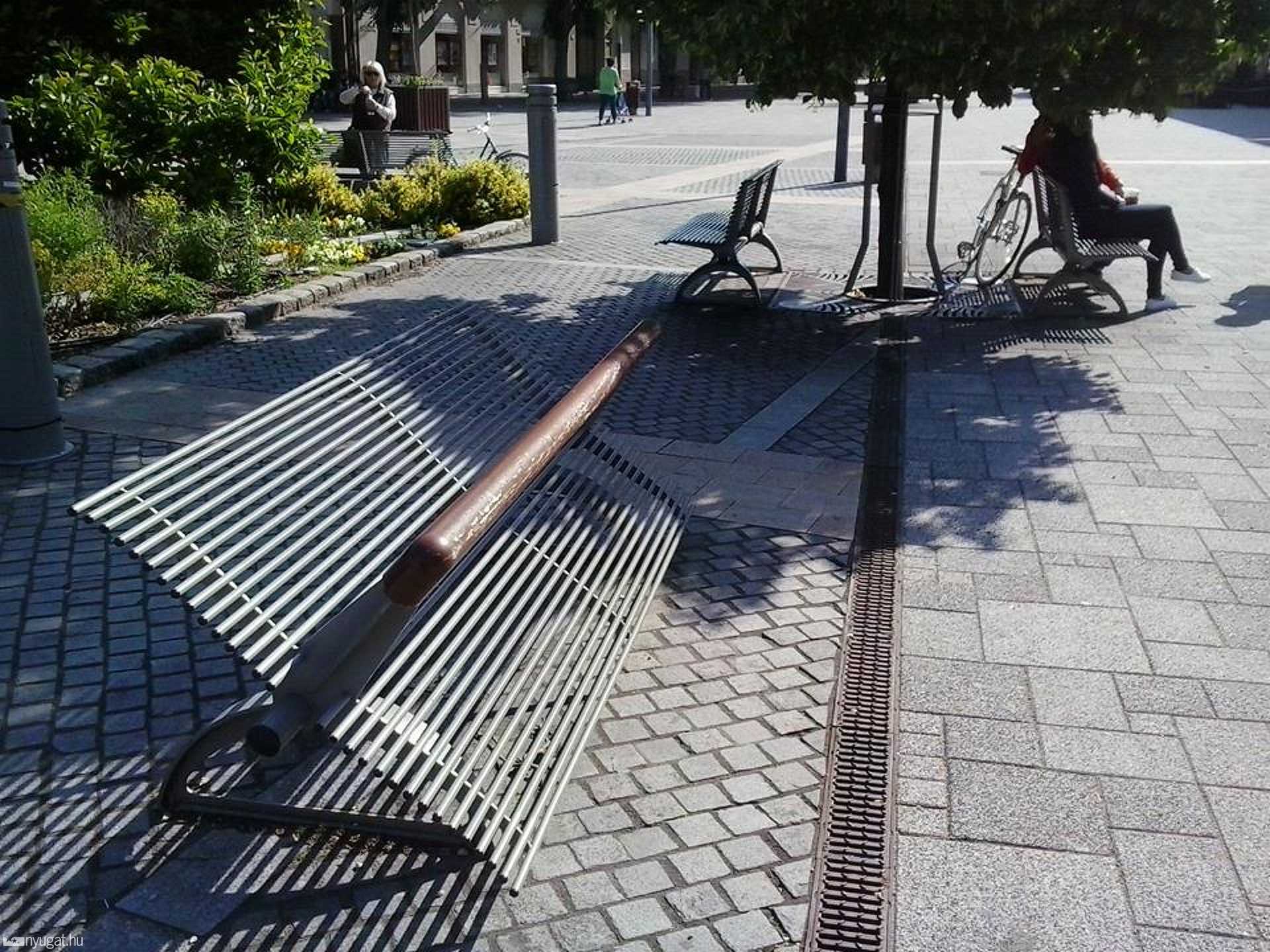 Sérülésveszélyes pad a Fő téren