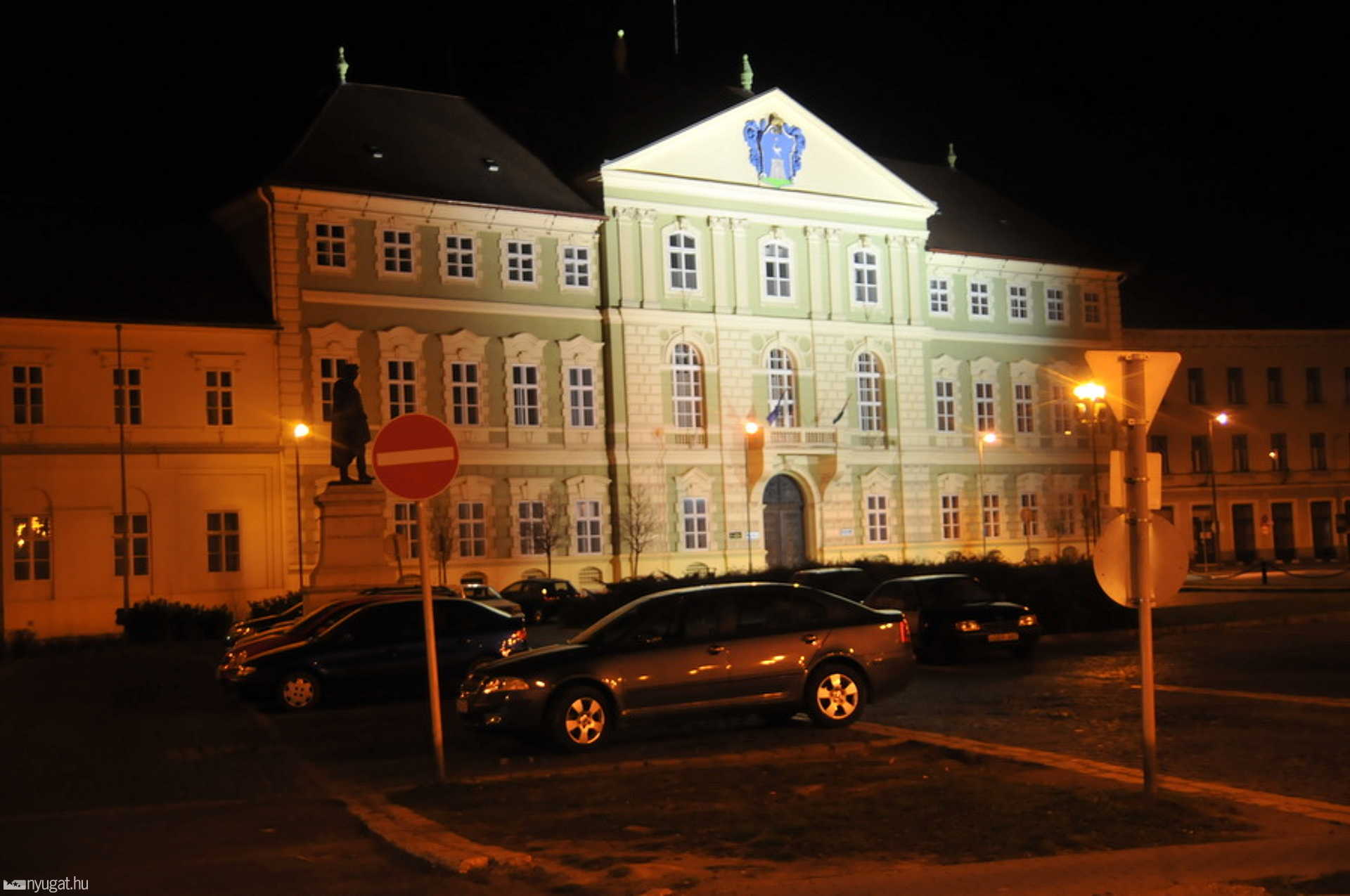 Megyeháza - fényárban