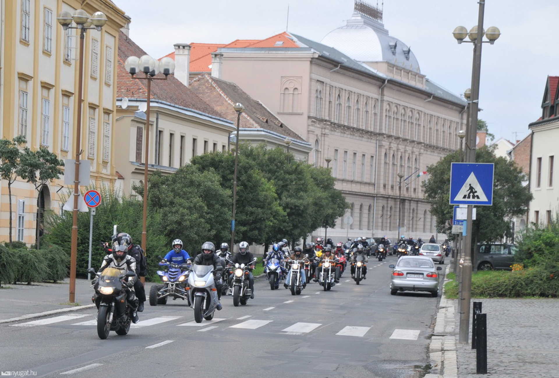 Szombathely nevezetességei előtt is elgurultak a motorosok