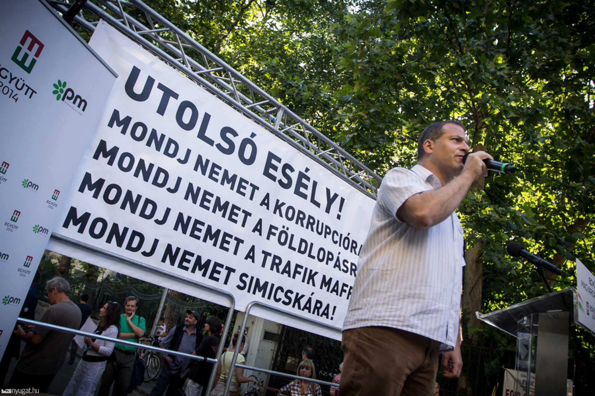 Elég a Fidesz-maffiából: tüntetés a pártszékháznál