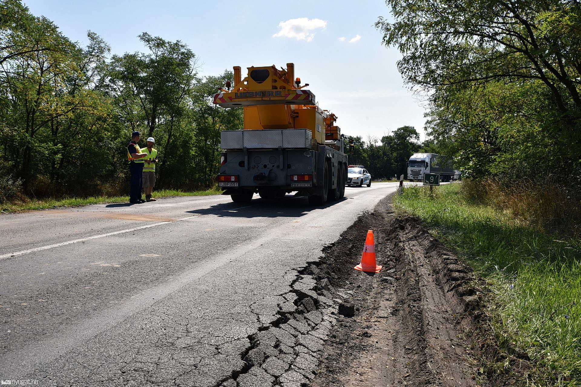 Betonlapok zuhantak a 87-esre Csempeszkopács közelében