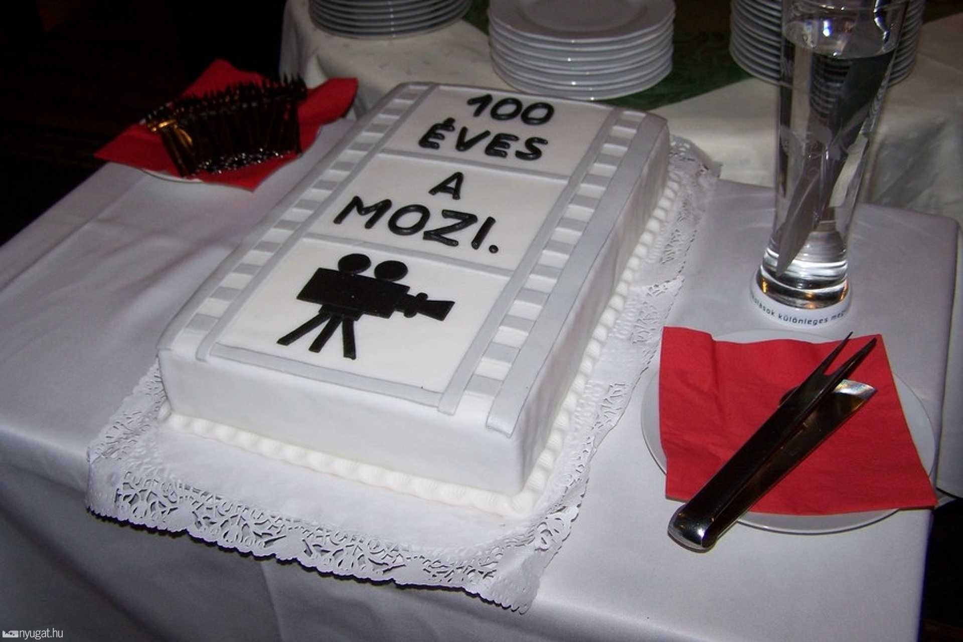Az ünnepi torta, ünnepi felirattal