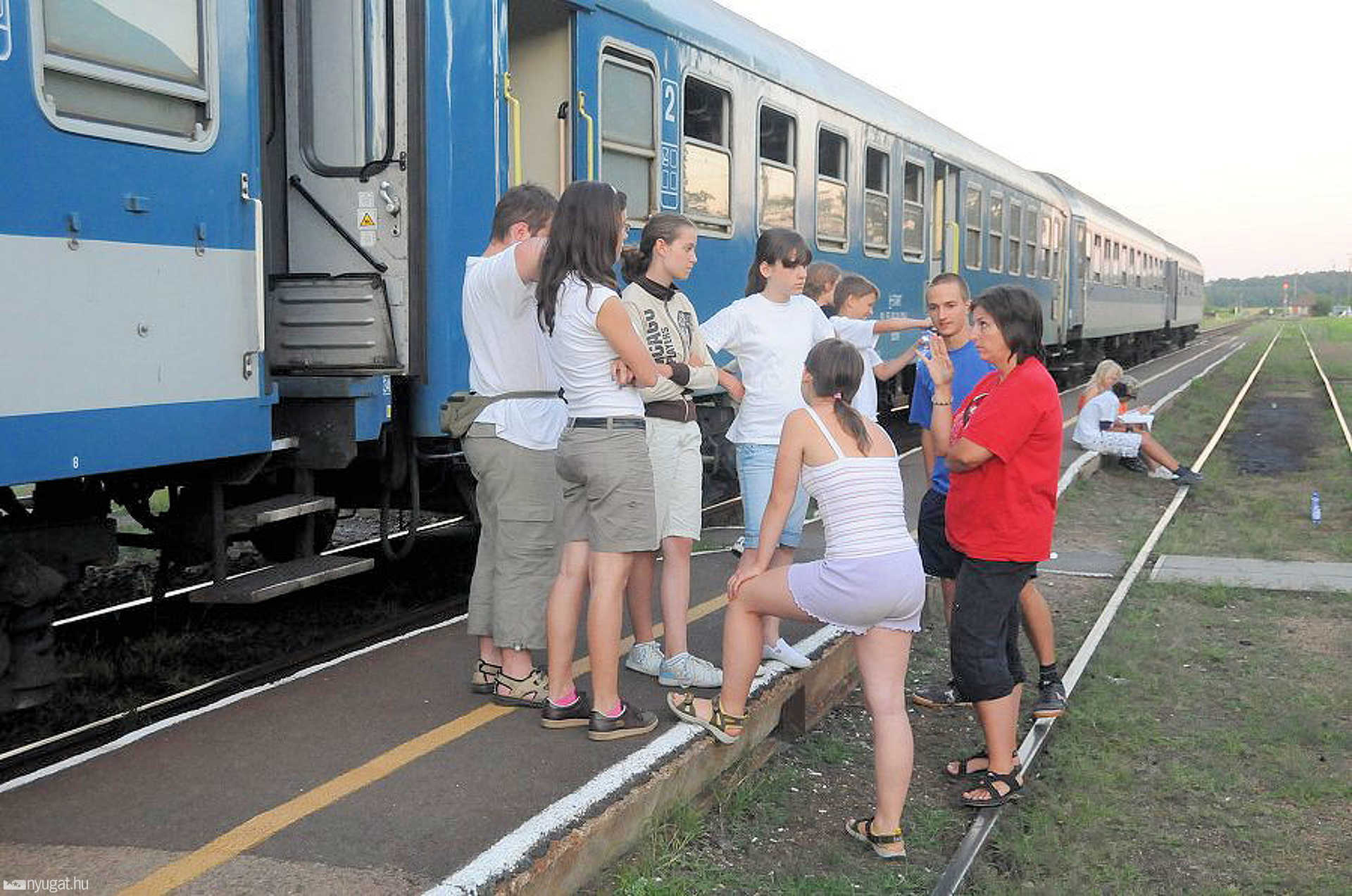 A zalacsébi kerékpáros tábor résztvevőit szüleik már várták Budapesten - több mint két órát késtek