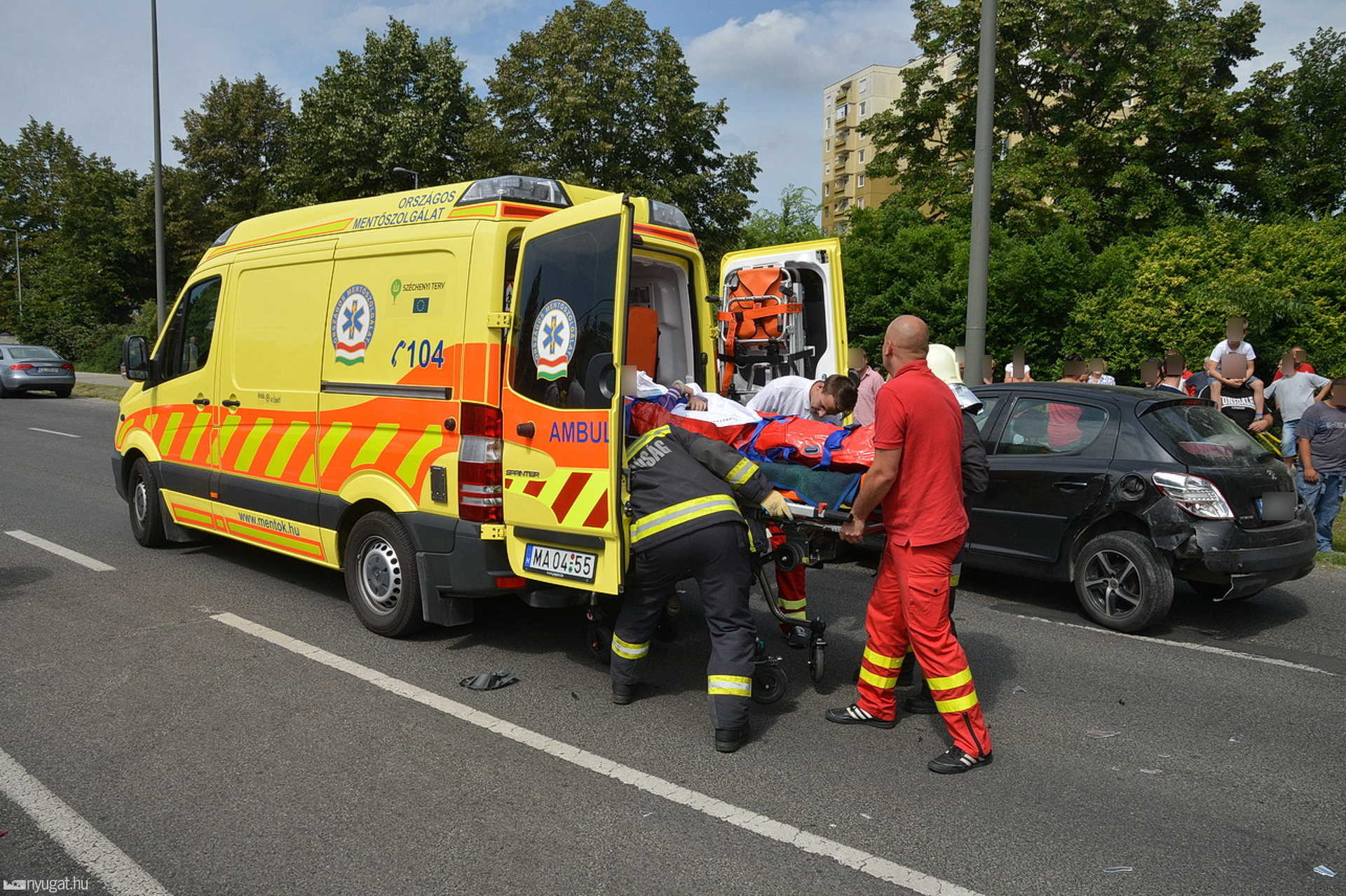 Figyelmetlenségből súlyos baleset a Dolgozók útján