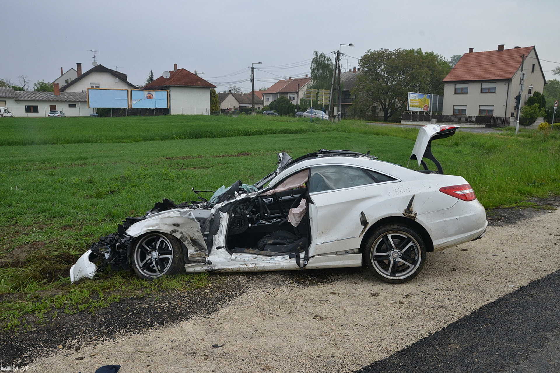 Kamion oldalába hajtott a Mercedes Szombathelyen