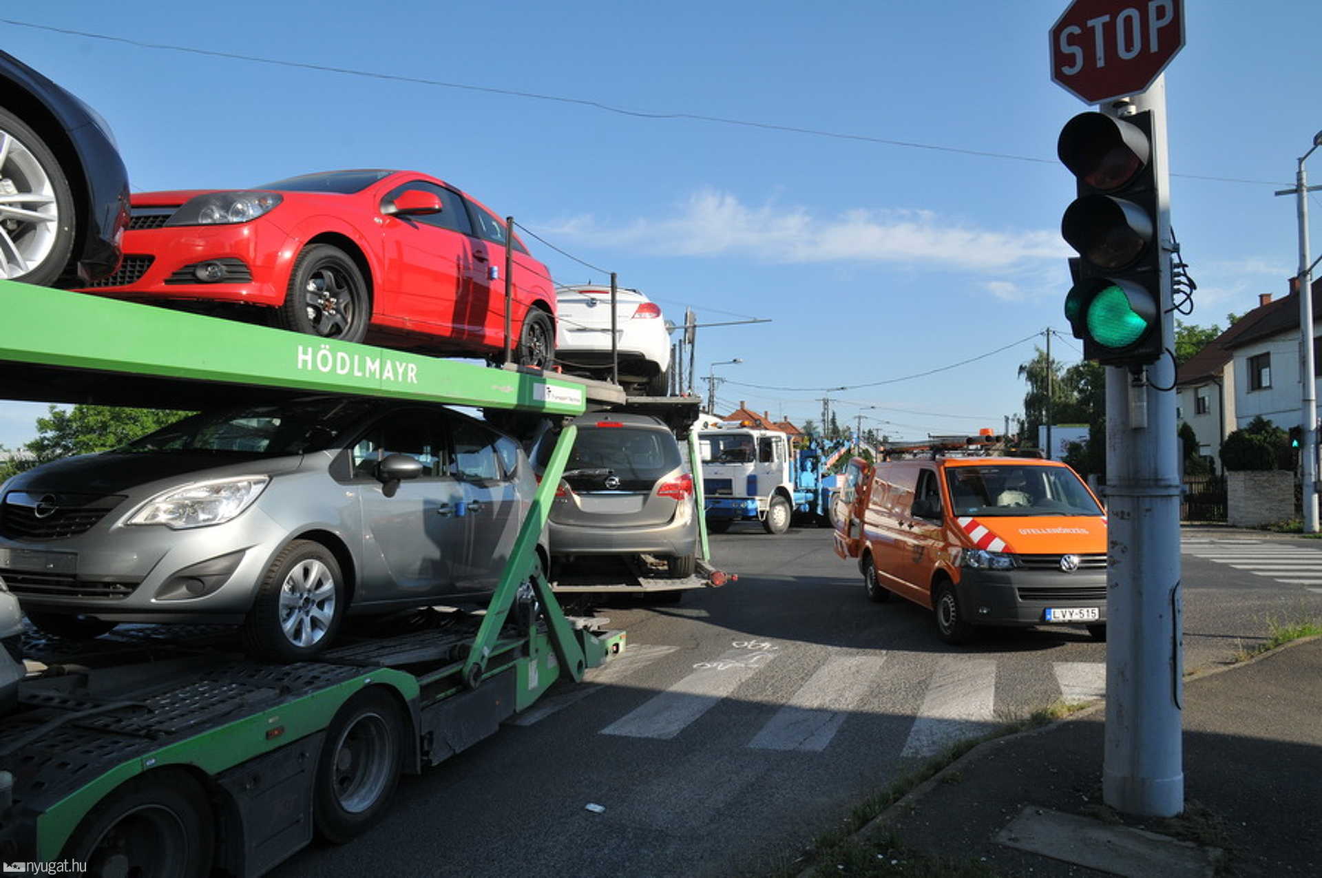 Autószállító tréler ütközött autóbusszal Szombathelyen