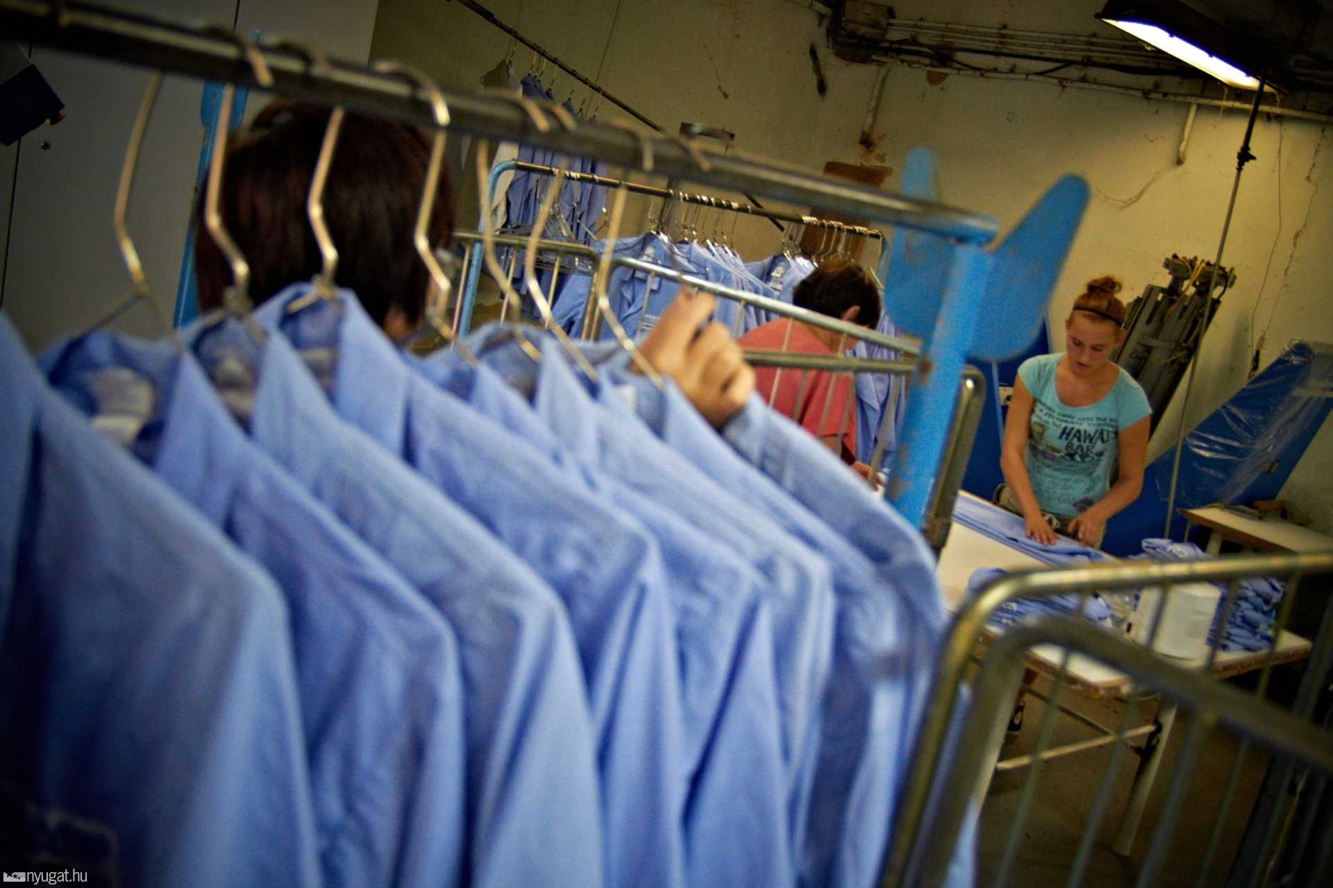 Gőzöléses tisztítás után hajtogatják a köpenyeket