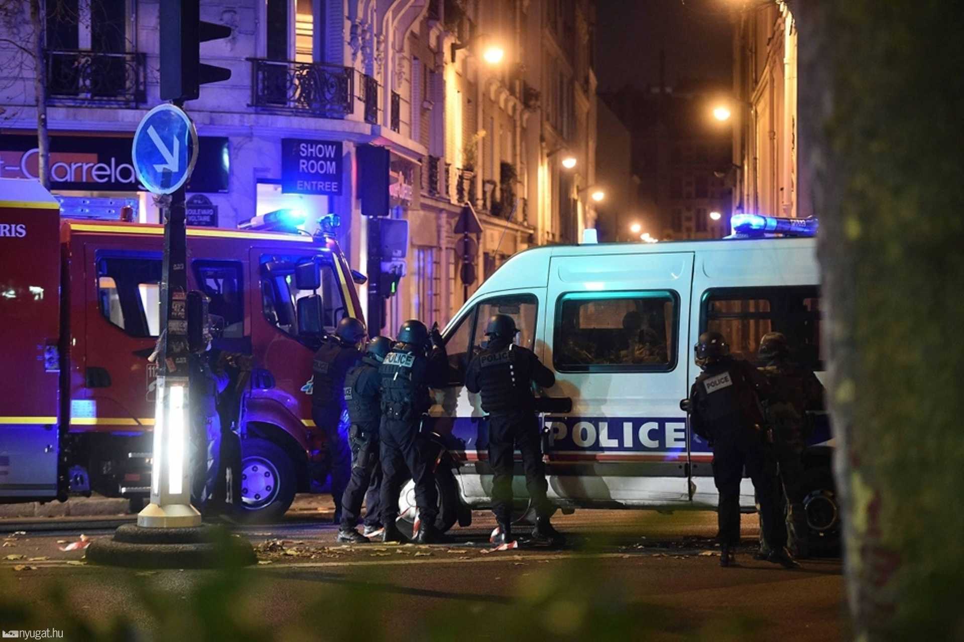 Rendőrök az egyik párizsi étteremnél, ahol lövöldöztek