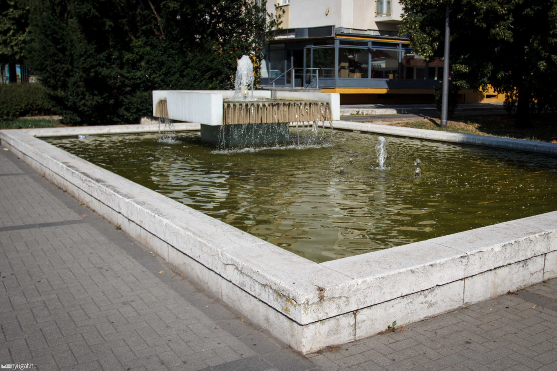 Mocskos szökőkút a Könyvtár előtt
