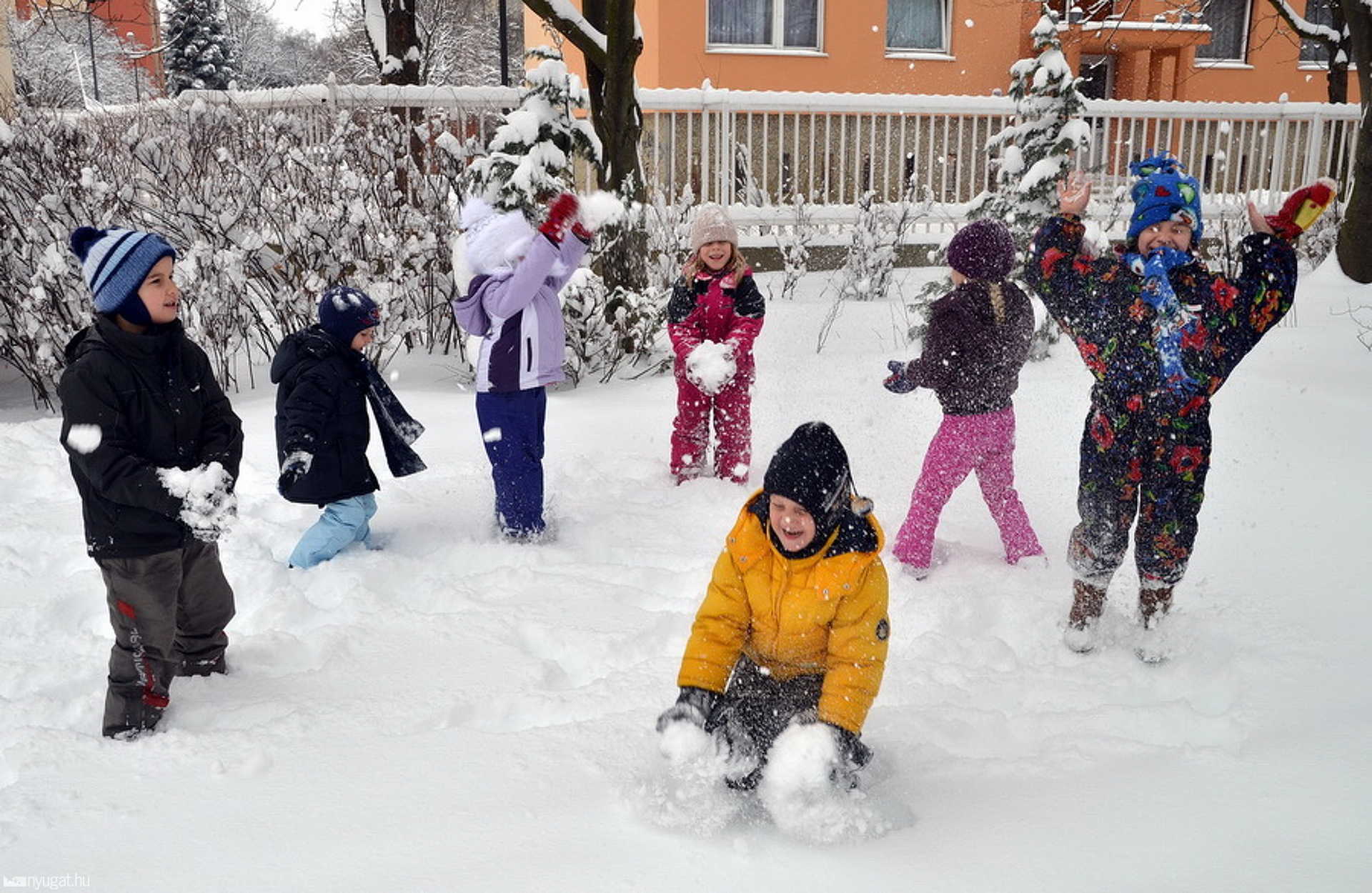 A Mocorgó óvoda gyerkőcei élvezik a havat