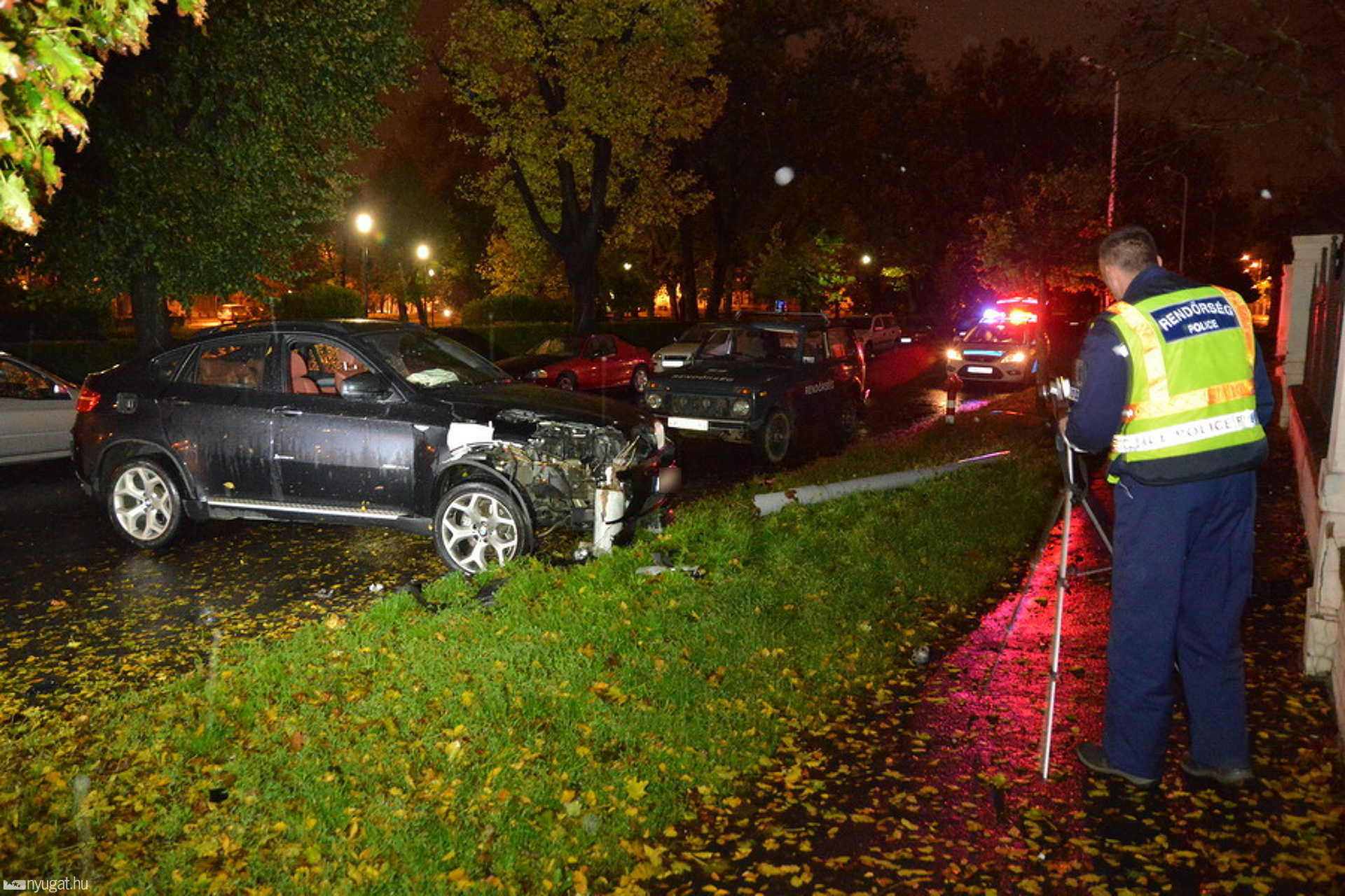 Oszlopot döntött a BMW X6 a Hotel Pelikánnál, Szombathelyen