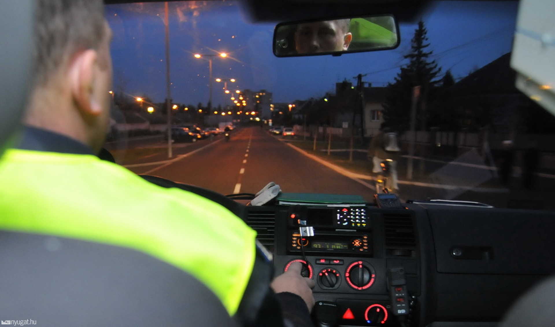 Kivilágítatlan kerékpáros