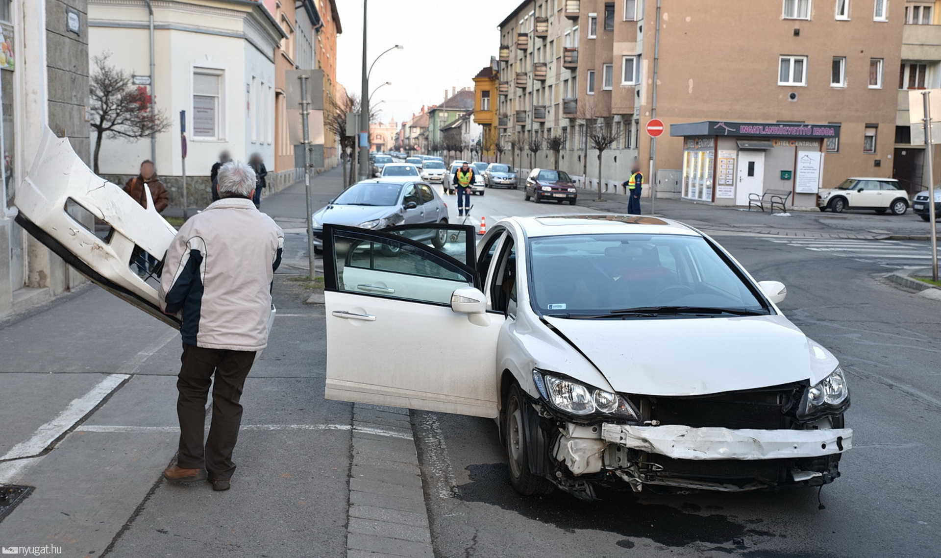 Peugeot oldalába hajtott a Honda Szombathelyen