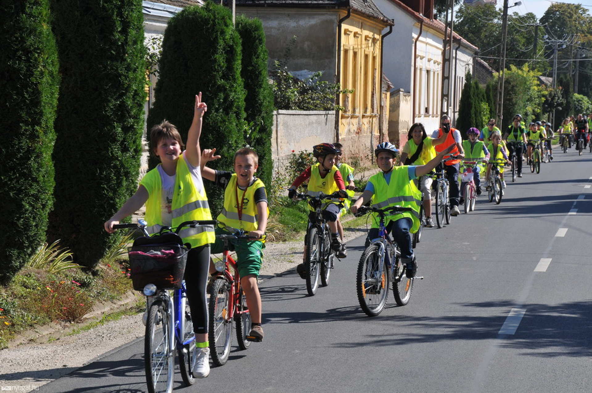 150 iskolás tekert az autómentes napon Szombathelyen