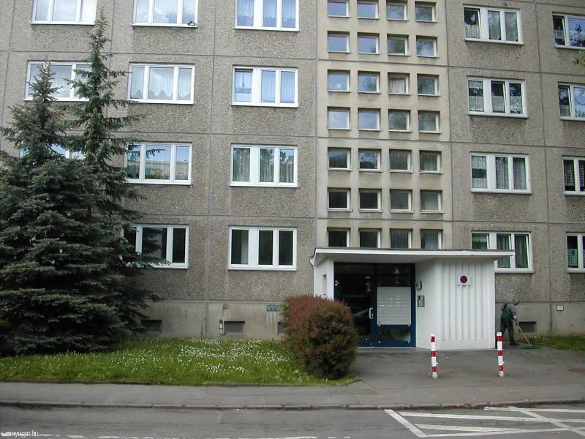 Ebben a háztömbben laktak a Vas megyeiek is