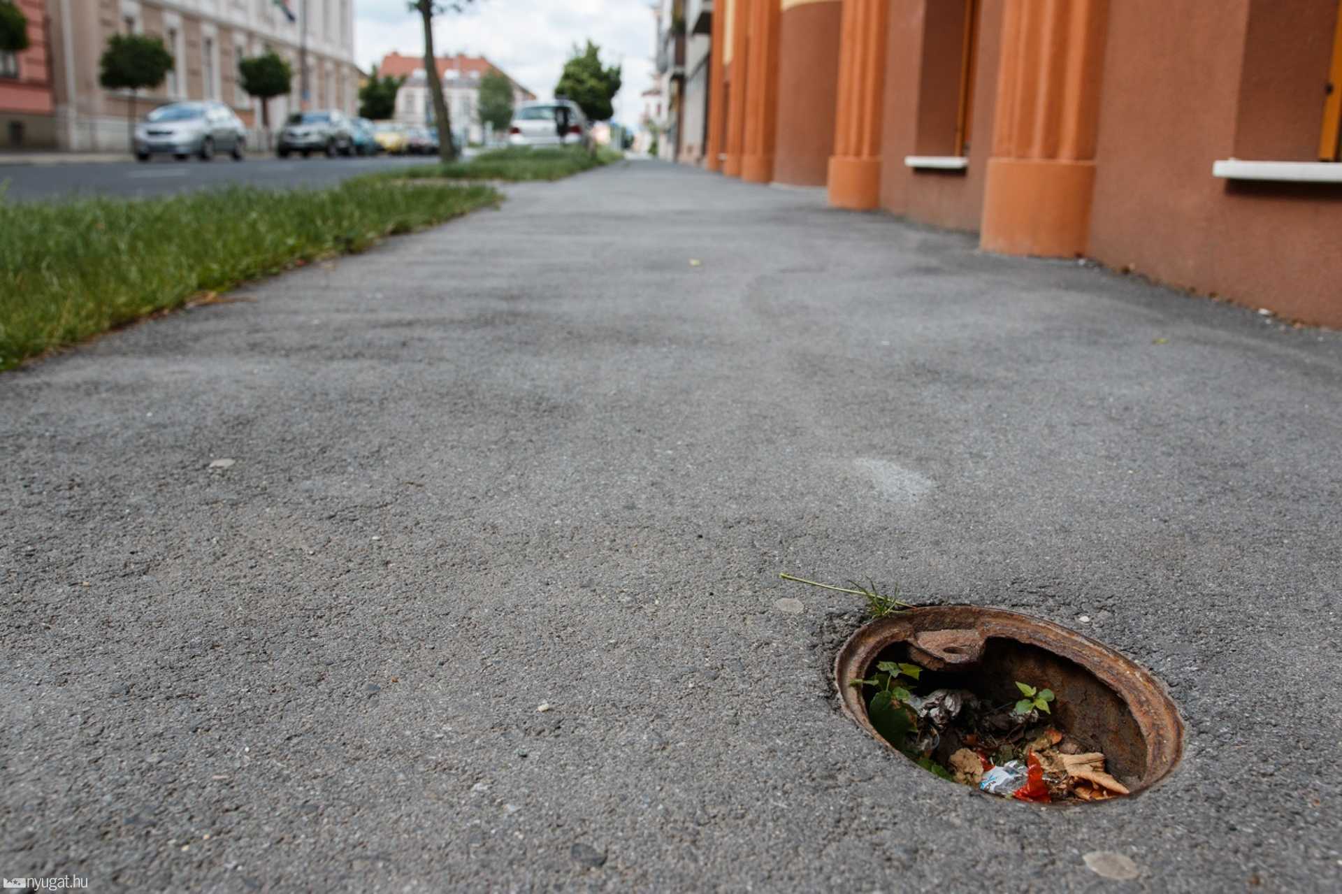 Hiányzó aknafedél a Zrínyi utcában