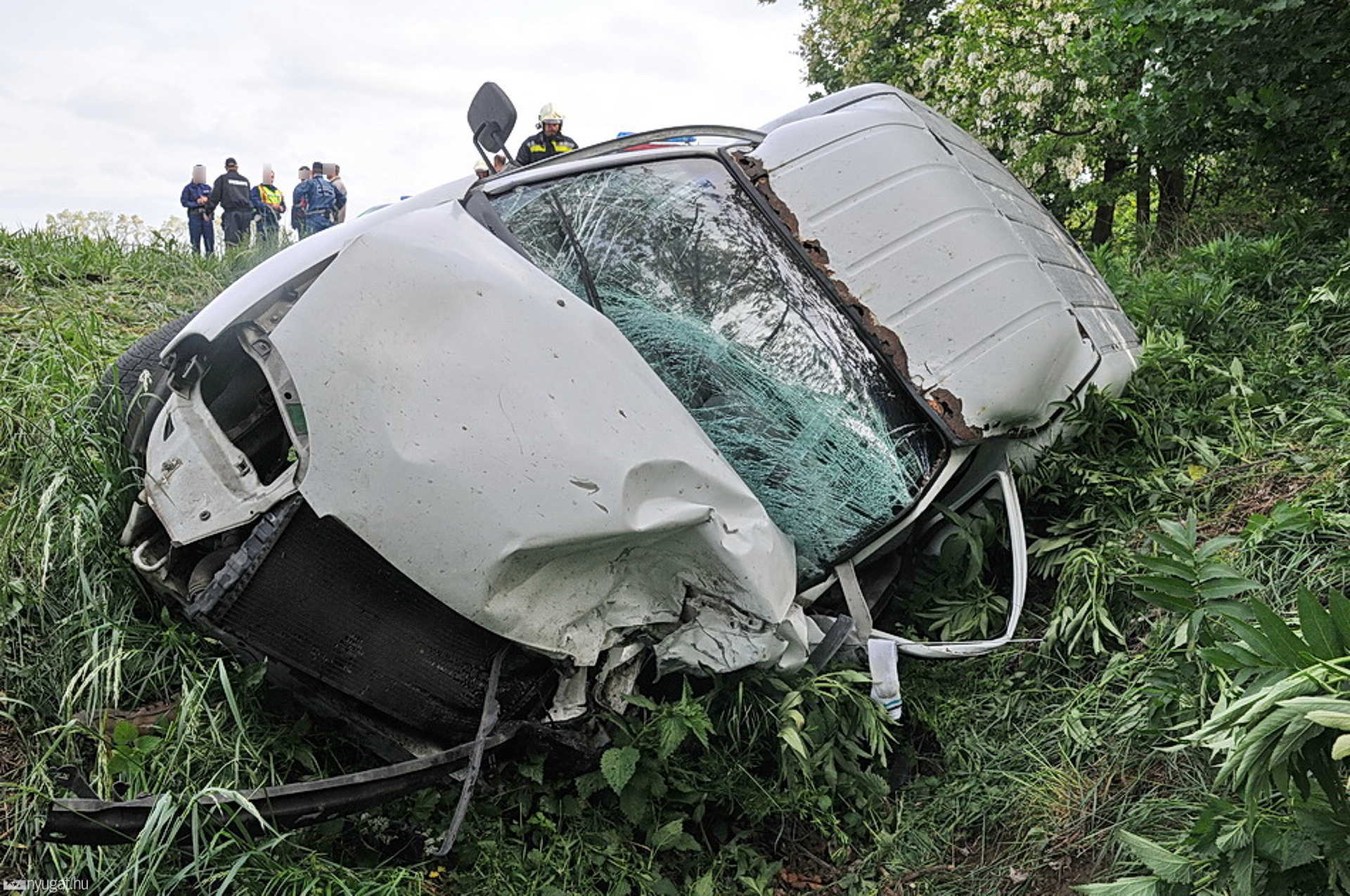 Előzésből hármas ütközés a 86-os főúton, Kisrádóc közelében