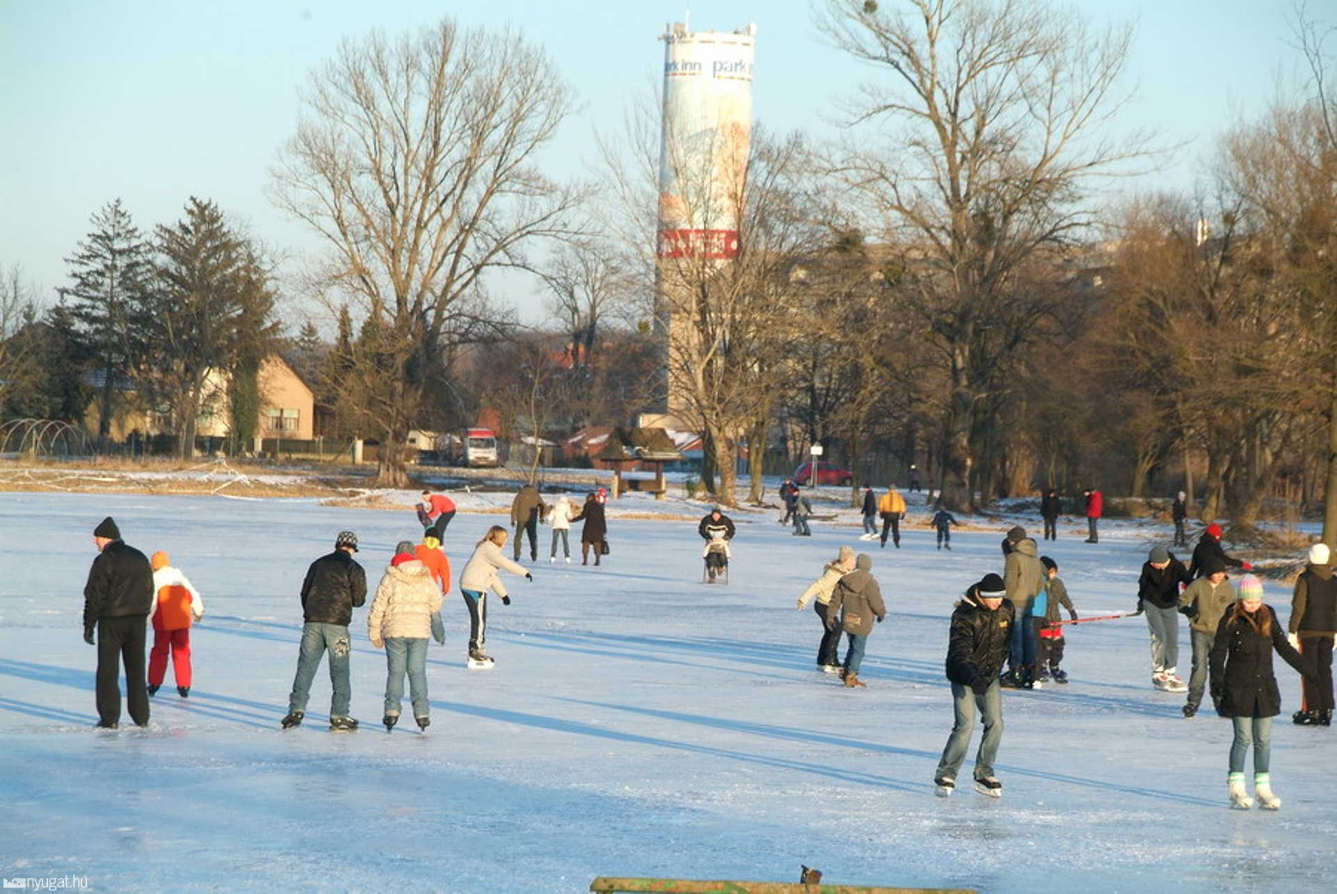 Szabad siklás a befagyott sárvári Csónakázó tavon