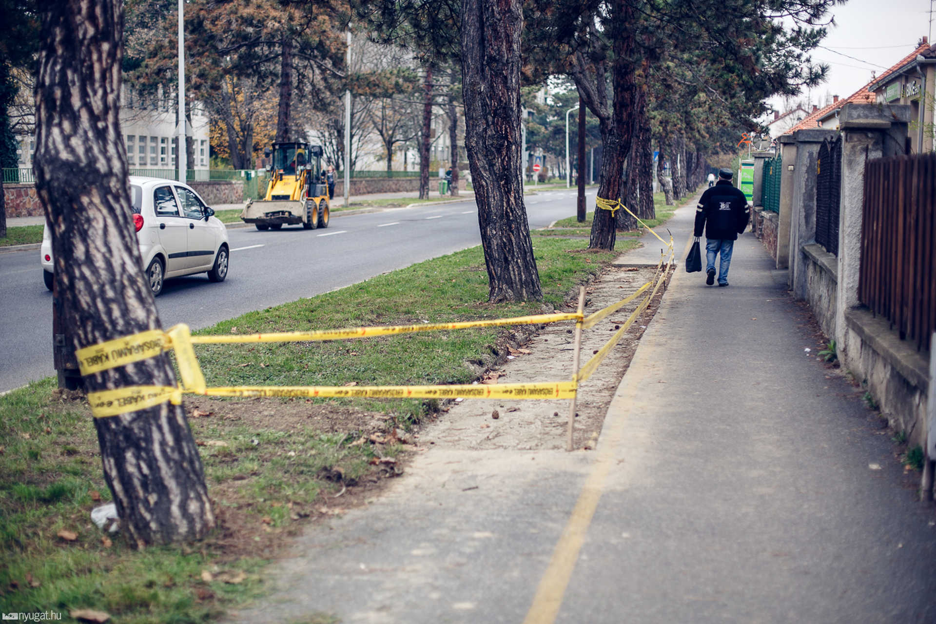 Továbbra is befejezetlen a Paragvári utcai járda