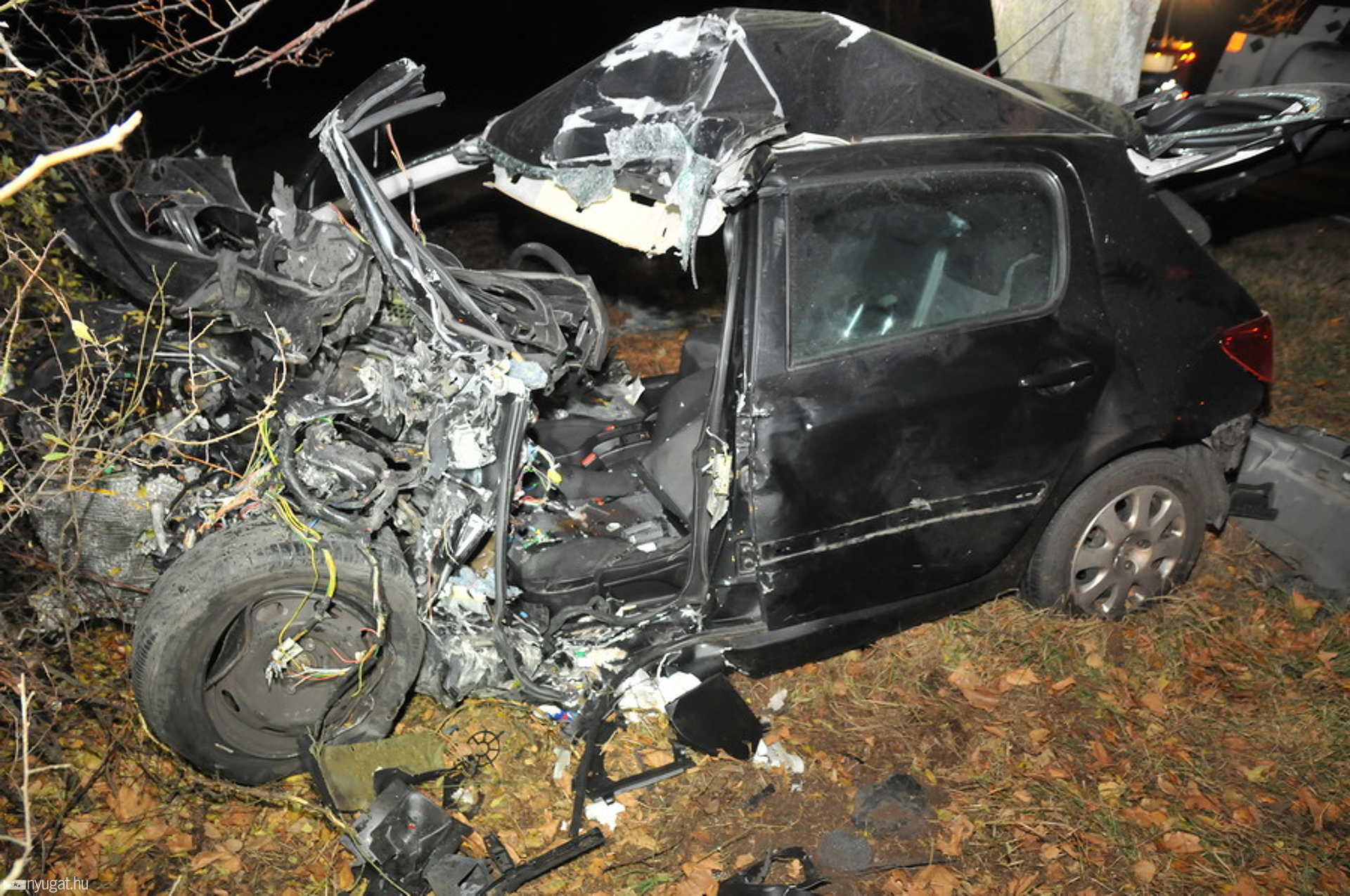 Folyékony nitrogént szállító kamion alá robbant be a Peugeot 307 a 8-as főúton