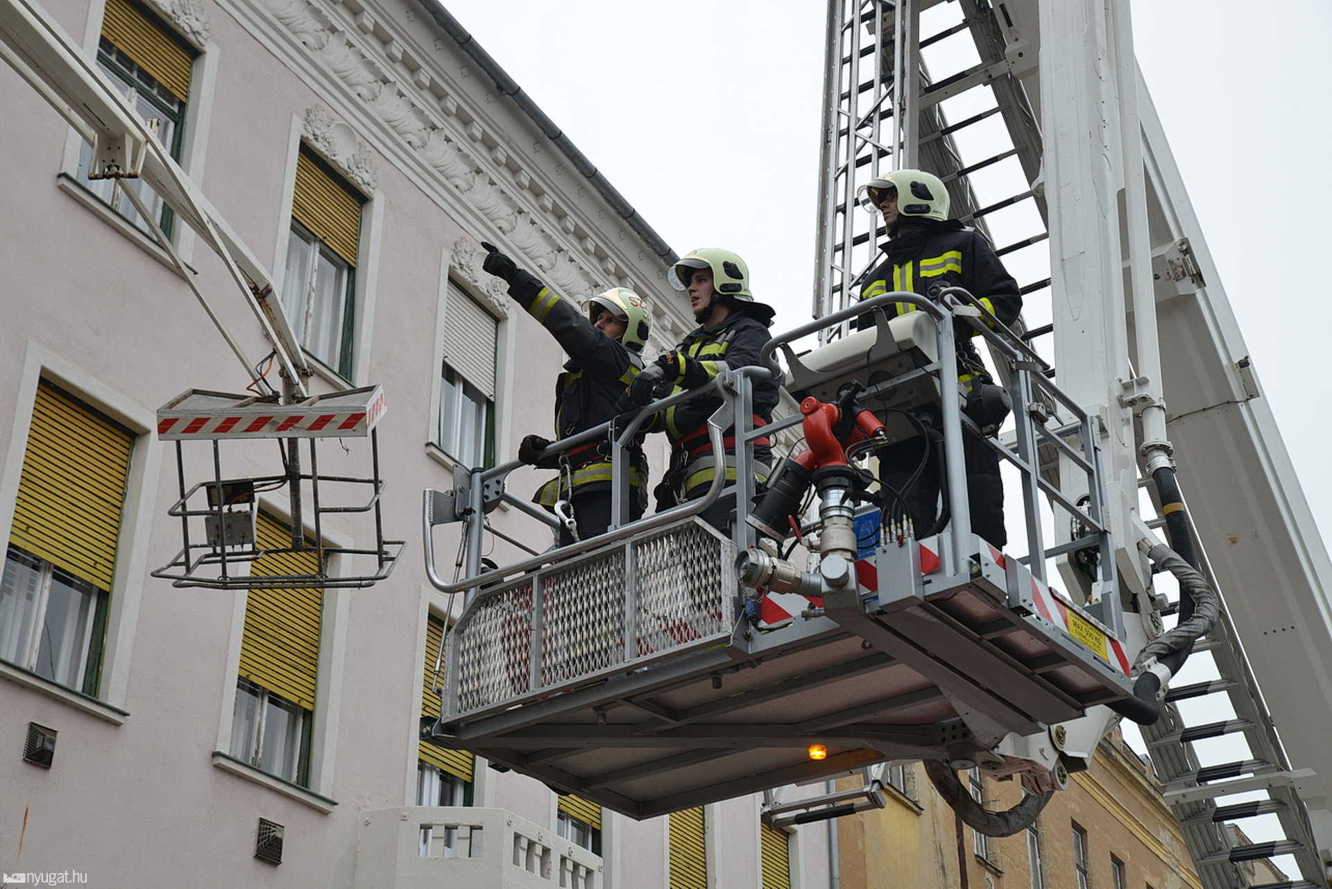 Emelőkosárból mentettek embereket Szombathelyen