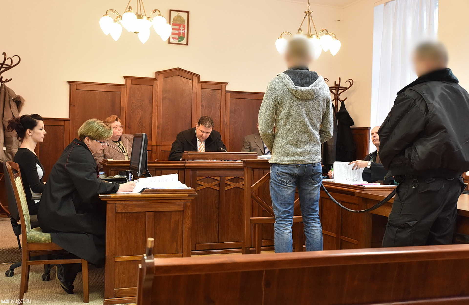 Megkezdődött a hajléktalan nőt megmérgező hajléktalanok tárgyalása