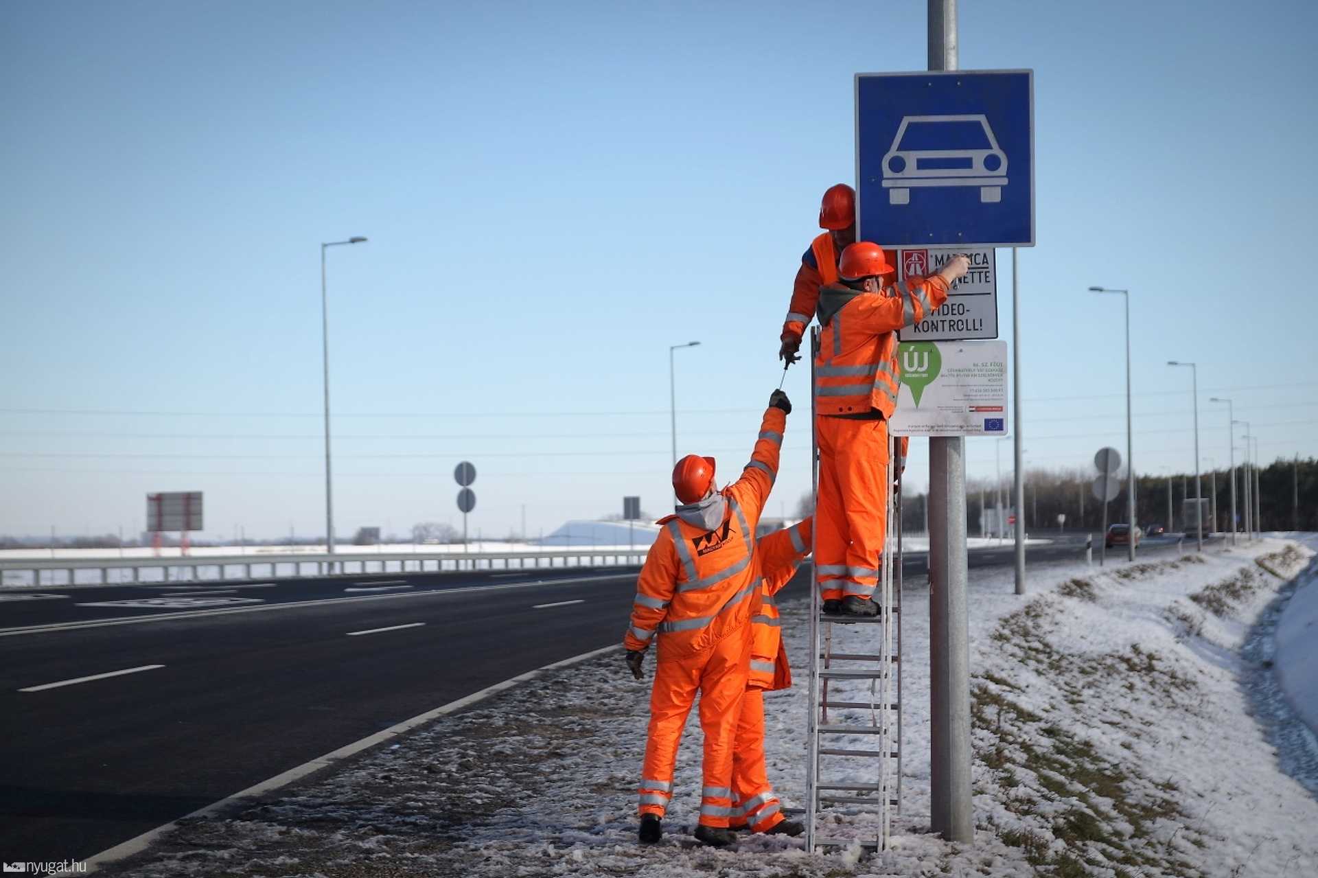 Leszerelik a táblákat az M86-on