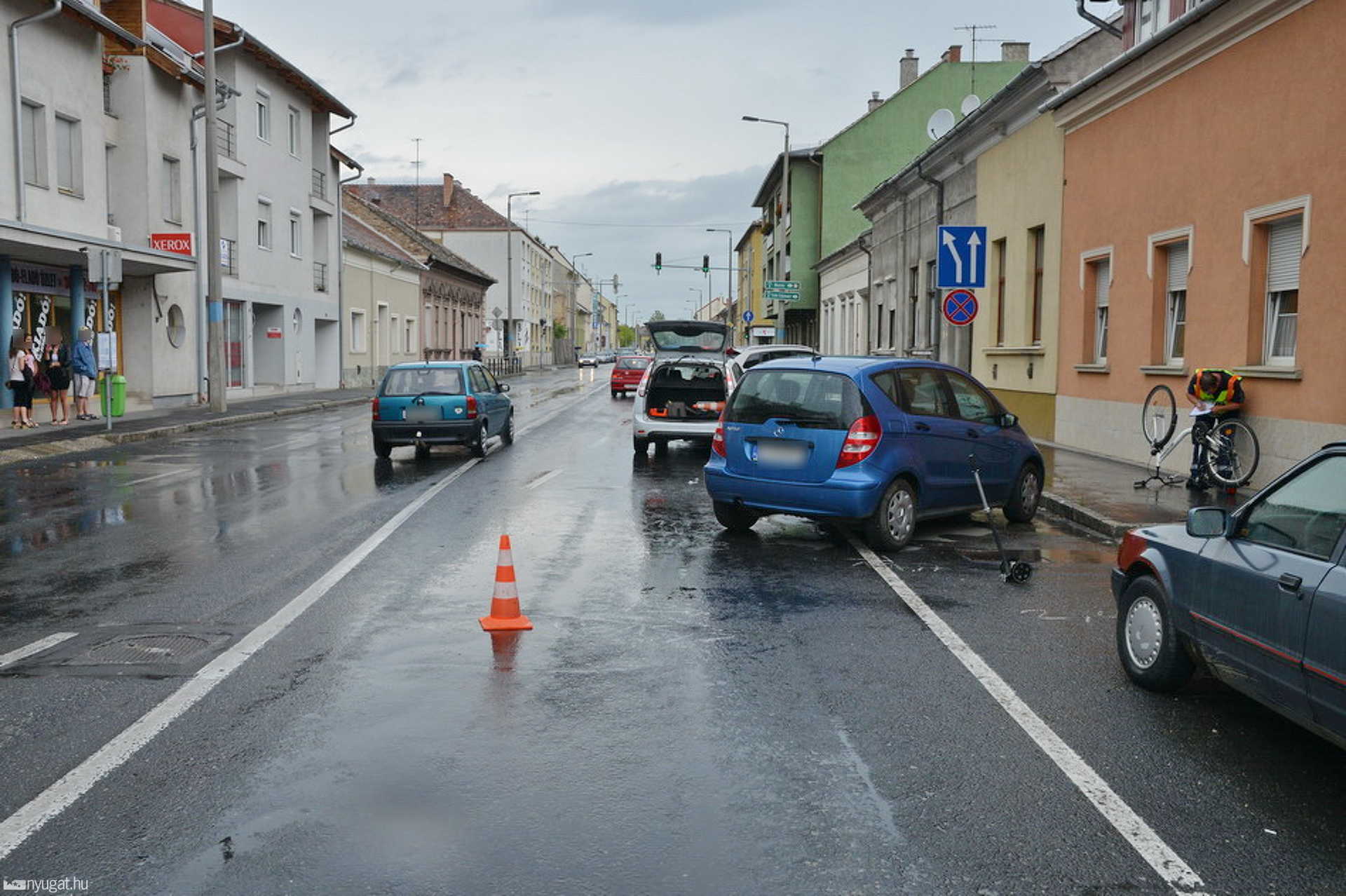 Mercedes gázolta el az ittas, szabálytalan, idős kerékpárost