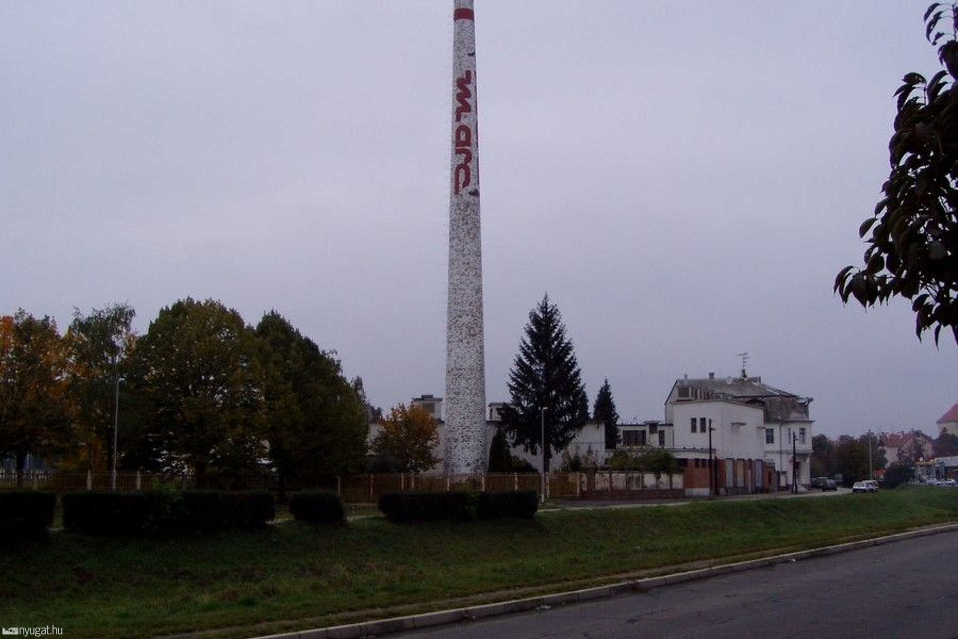 Mementóként áll még a nagy gyárkémény 