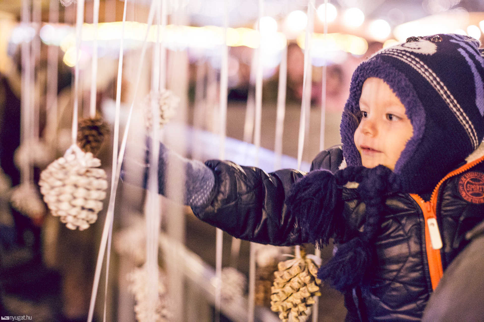 Advent első gyertyagyújtása a Fő téren