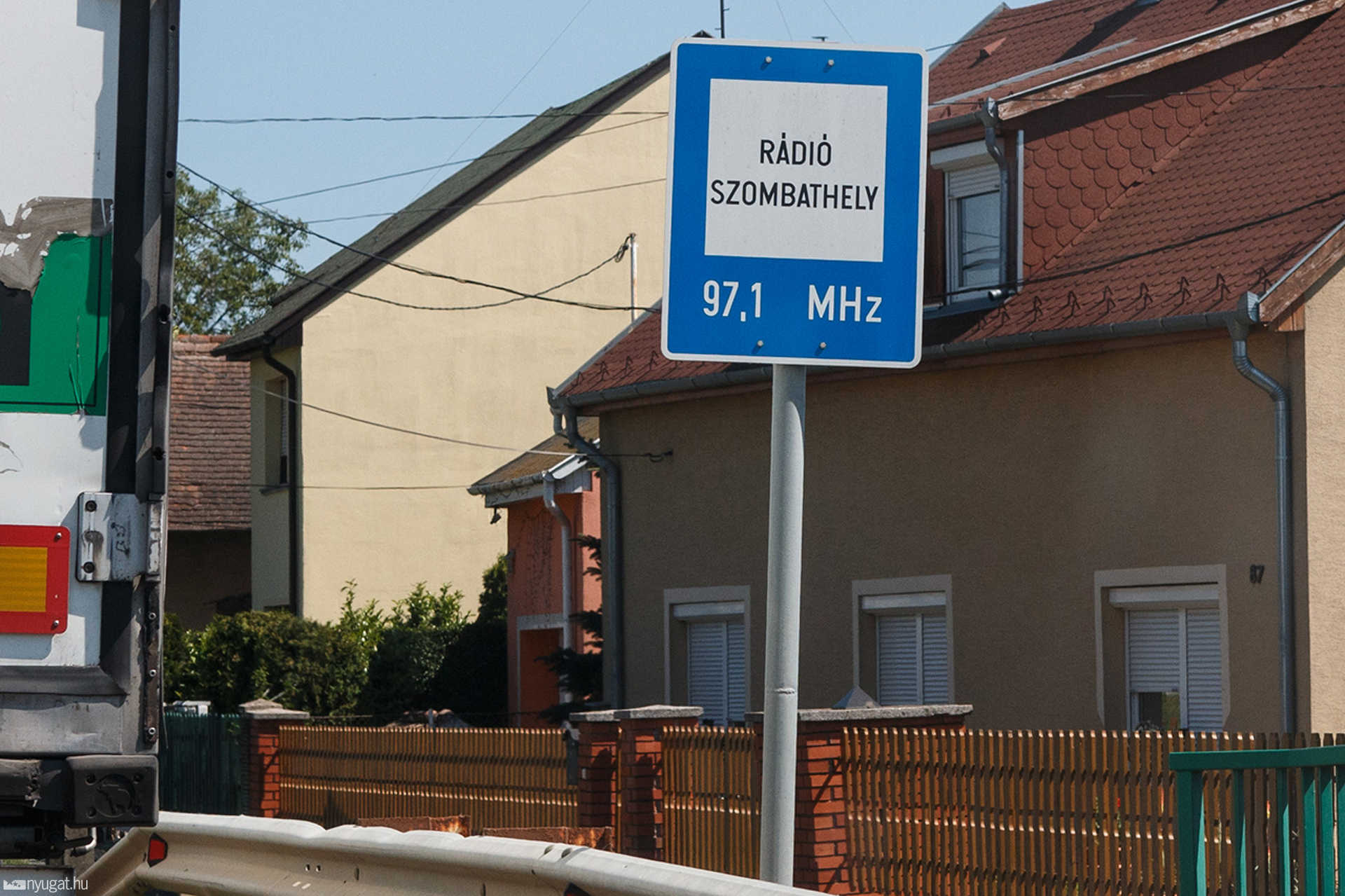 Rádió Szombathely tábla a Dolgozók útján - 2014 június