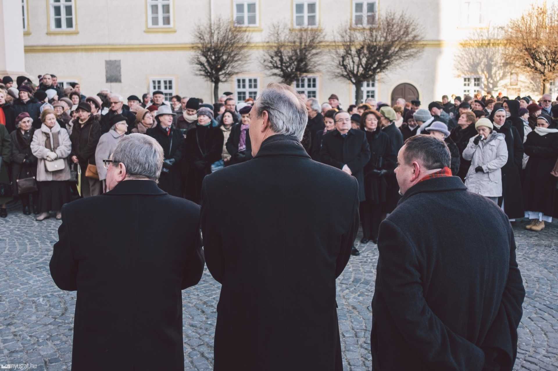 A Székesegyház bronzkapujának megáldása