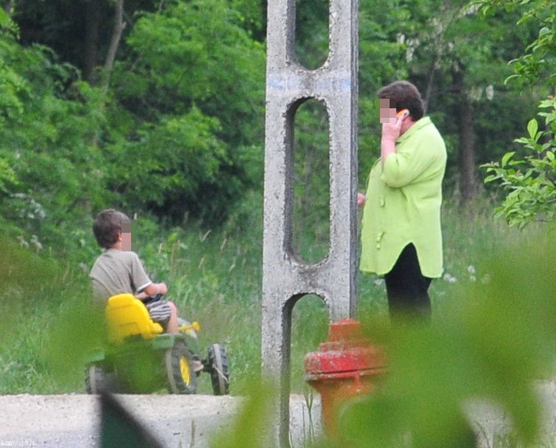 A nagymama is folyamatosan telefonált, vőjét rendőrök vitték kihallgatásra