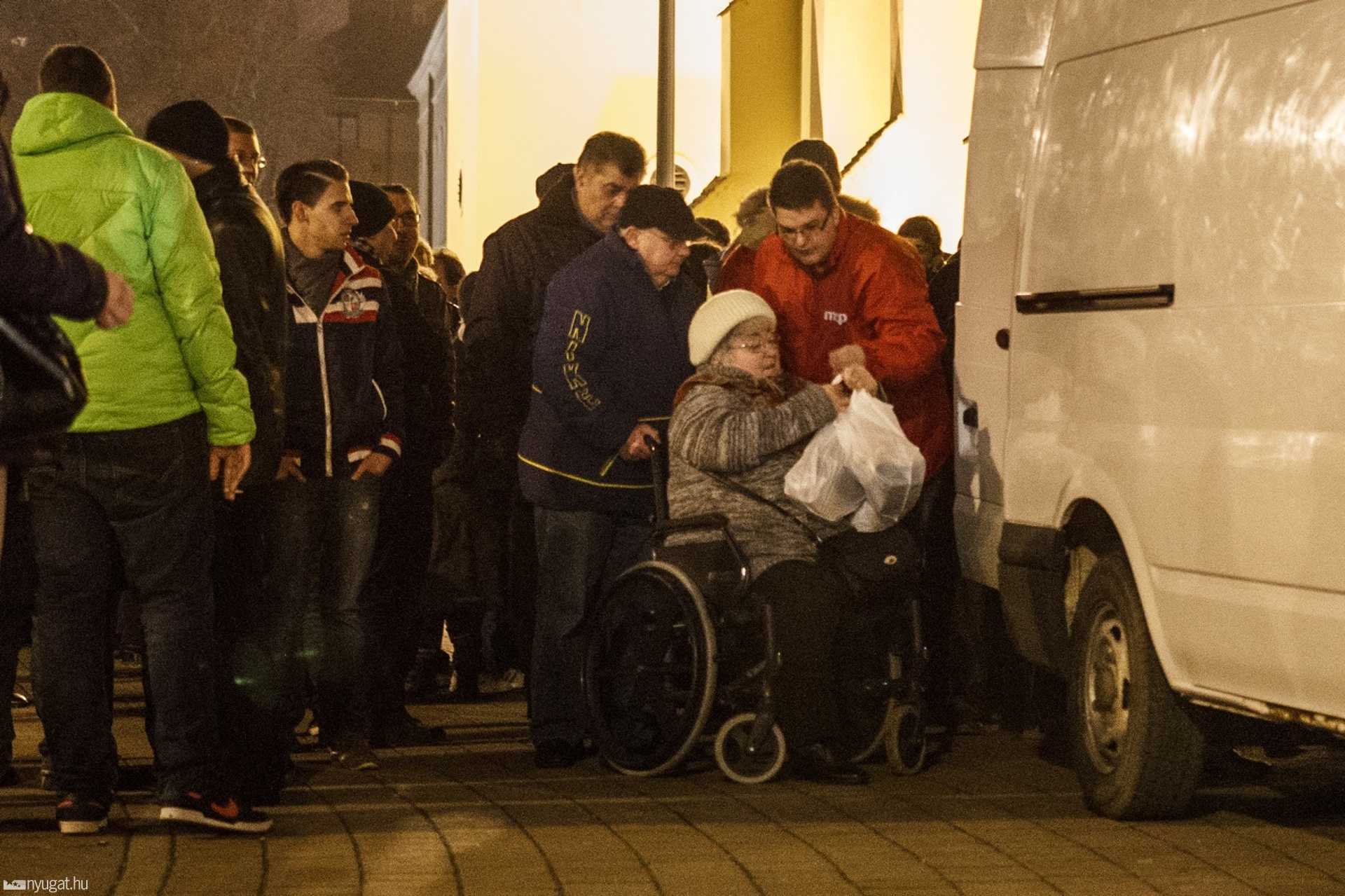 Ételosztás a Megyebál előtt