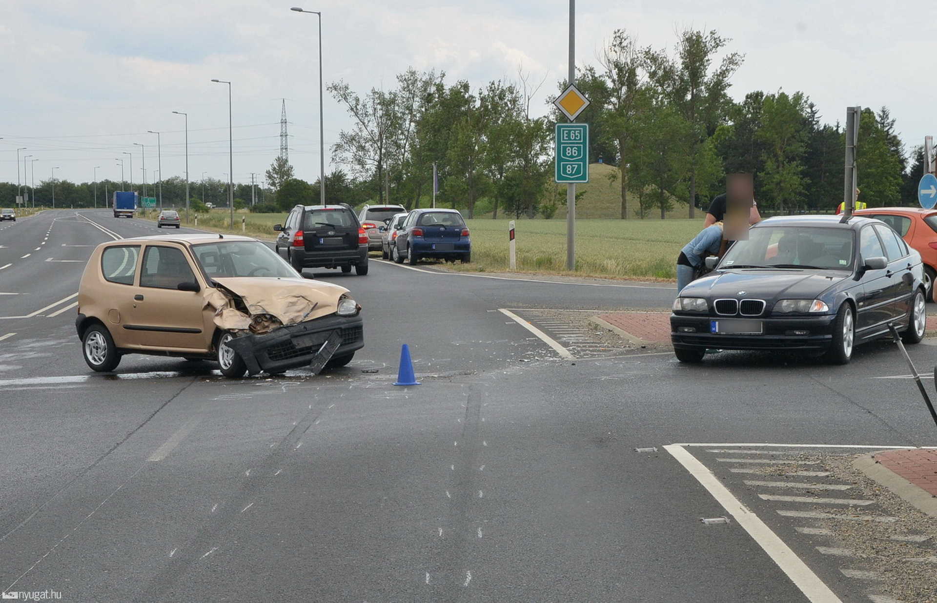 Fiat elé kanyarodott a BMW a 86-os főút szombathelyi elkerülő szakaszán