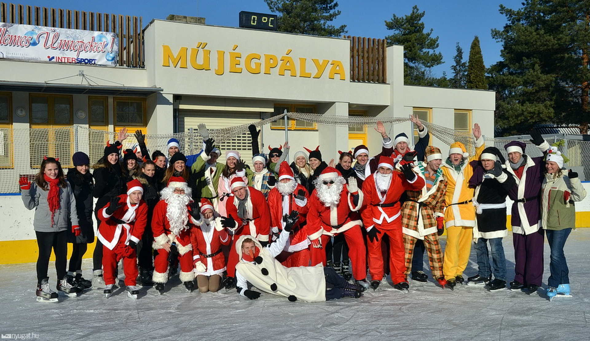 Mikulások a szombathelyi Műjégpályán