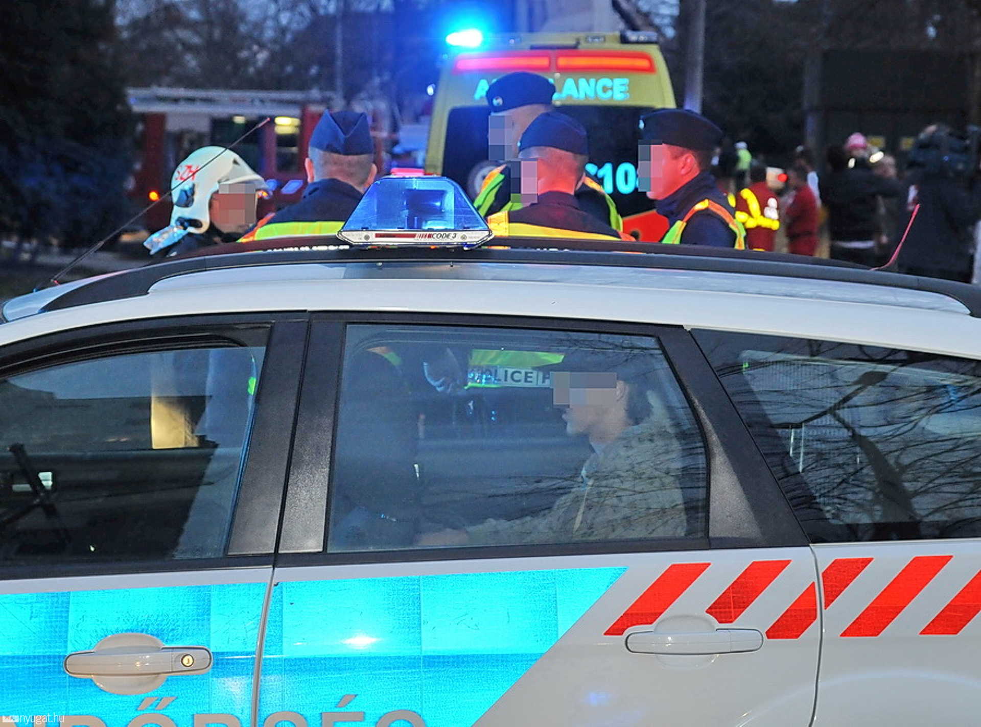A lakásban élő fiatalembert elvitték a rendőrök