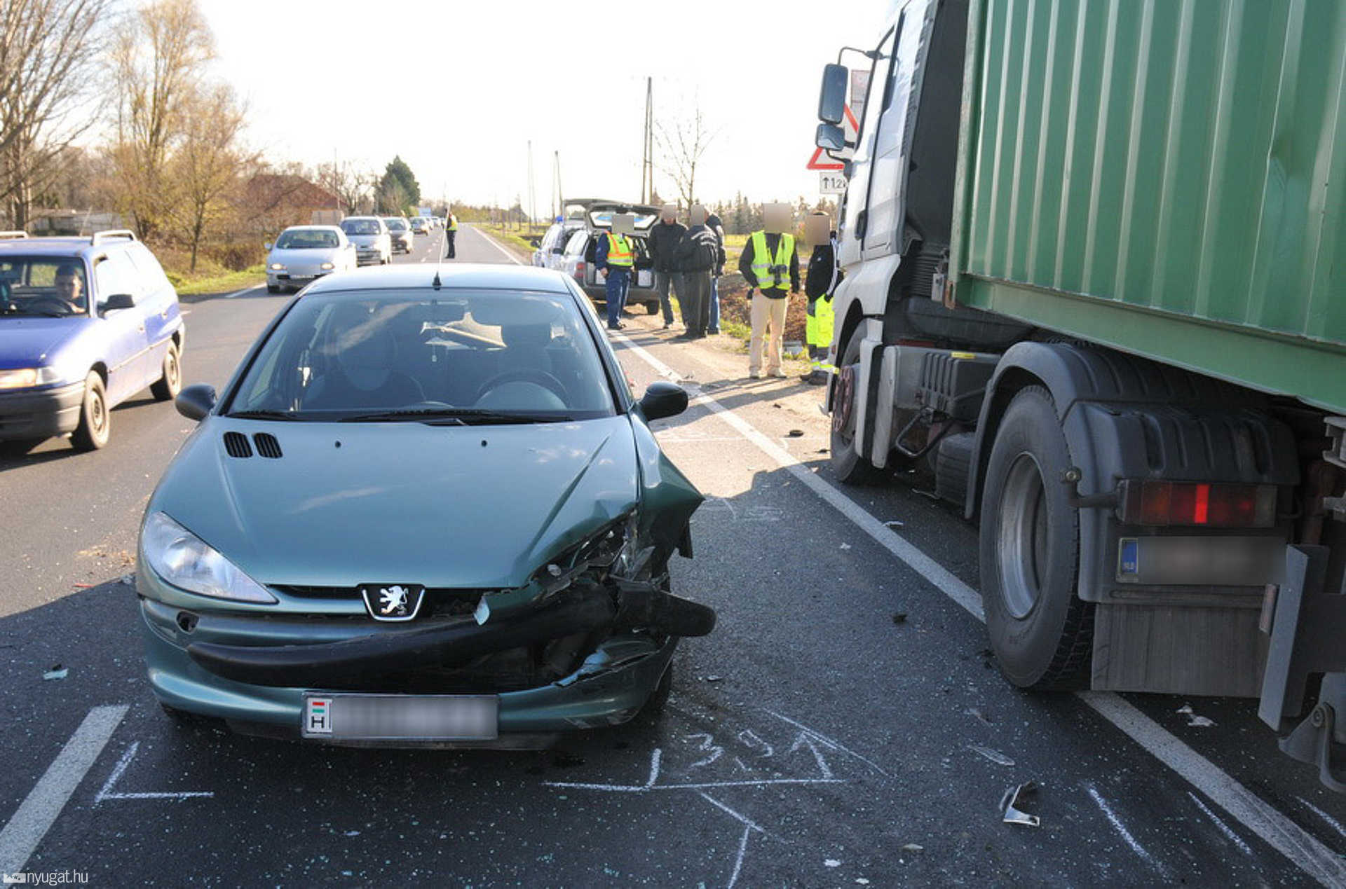 Az elejét és a hátulját is összetörte a kamion a Peugeot-nak