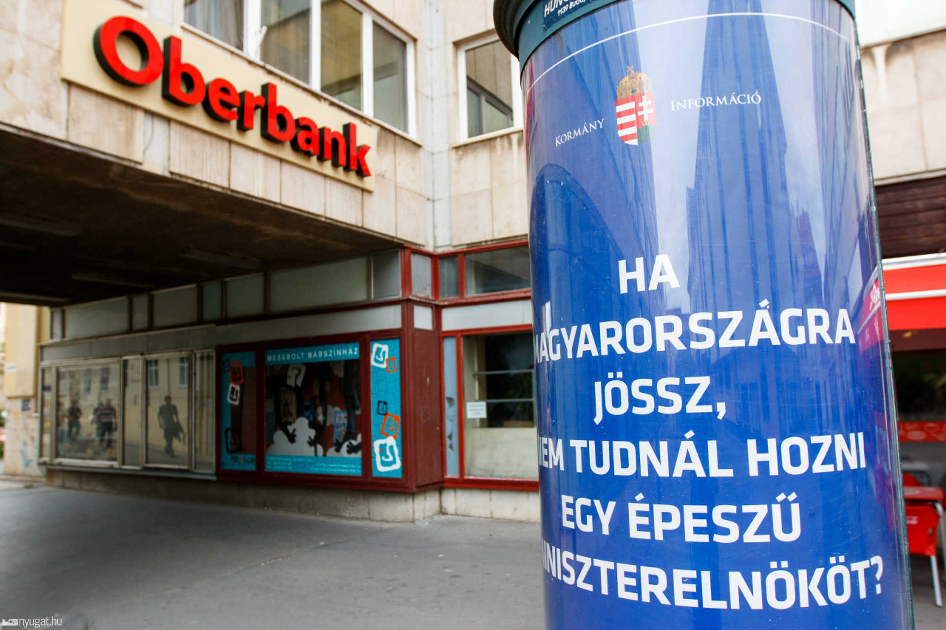 Hirdetőoszlop a Belsikátorban