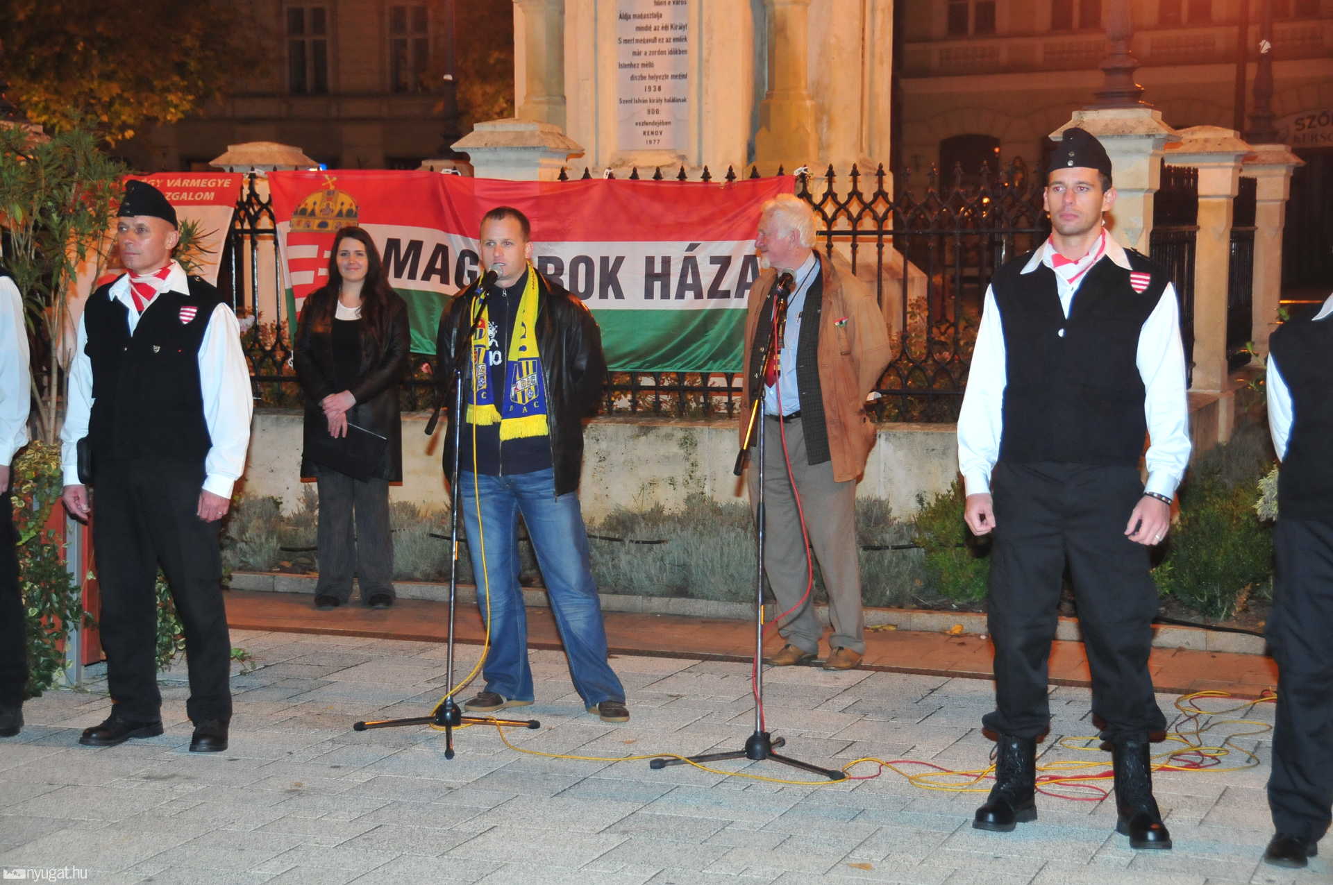 Demonstráció Szombathelyen a szlovák rendőrök magyar szurkolók elleni erőszakos fellépése miatt