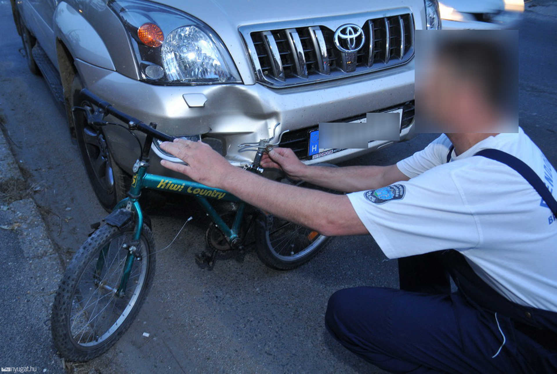 A Toyota lökhárítóját nem a bicikli horpasztotta be